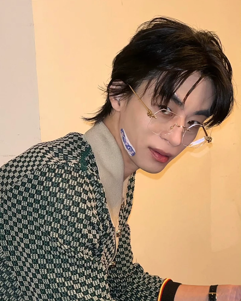 오지콤 유발자 등장🧾
중년미 넘치는 구교환, 이러면 더 좋아할 수밖에 없죠?😳🩶 이미지6