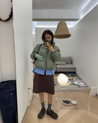 길면 답답, 짧으면 부담...😮💨
비율은 살리고 부담은 줄이는 미디스커트로 정착해 보자💡✨
미니, 맥시도 아닌 애매한 기장의 미디스커트지만, 바로 그 모호함이 매력적인 포인트죠. 허리선이 분명한 디자인과 종아리의 가장 슬림한 지점에 끝나는 기장은 과함 없이 페미닌한 분위기를 만들어 줍니다.
니삭스나 스타킹, 롱부츠로 시선을 분산시켜 비율을 살릴 수 있고, 다양한 아이템과 레이어링을 통해 겨울에도 활용하기 좋죠. 출근룩부터 데일리룩까지, 미디스커트는 실용성과 분위기를 고려한 가장 현실적인 아이템입니다. 이미지