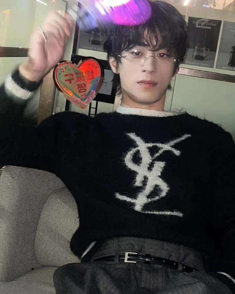 오지콤 유발자 등장🧾
중년미 넘치는 구교환, 이러면 더 좋아할 수밖에 없죠?😳🩶 이미지7