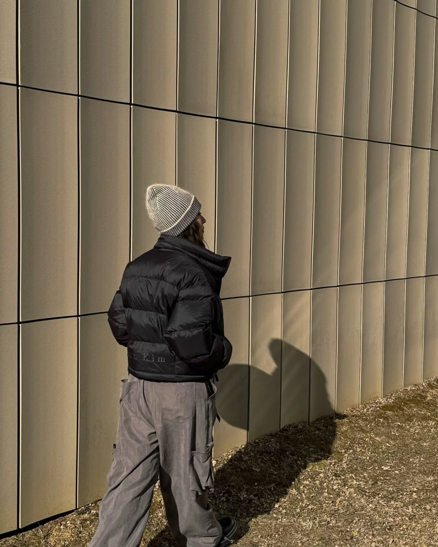 꾸안꾸로 입고 싶은 날,😎
편한데 핏도 예쁜 카고 팬츠 꺼내볼까?🖤🎶
카고 팬츠는 포켓 디테일과 여유 있는 실루엣이 특징인 아이템으로, 체형을 자연스럽게 커버해 데일리 팬츠로 활용도가 높습니다.
패딩과 후드와 매치하면 스트릿한 무드가 살아나고, 퍼 자켓과 매치하면 시크한 매력이 더해지죠. 편안함과 트렌드를 모두 놓치고 싶지 않다면, 카고 팬츠를 입어 보세요. 이미지7