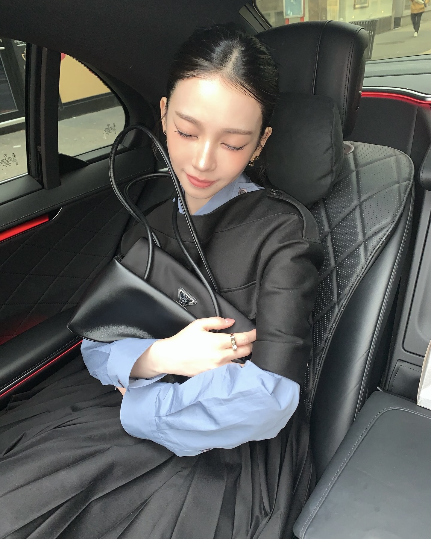 공주들은 프라다만 들어?👜
자꾸만 손이 가는 프라다 롱핸들 백 2가지🖤💙
데일리에 활용하기 좋은 프라다백, 지금 바로 소개해드릴게요.
1. 프라다 리나일론 플랩 백, 500만 원대
백 인 백 구조로, 리나일론과 가죽 조합이 만들어내는 입체적인 볼륨 실루엣이 포인트입니다. 롱 핸들 덕분에 손에 들거나 숄더로도 자연스럽게 연출할 수 있는데요. 카리나는 블루 셔츠에 블랙 원피스를 레이어드해 클래식한 미니멀룩을 완성했습니다.
2. 프라다 보니 가죽 핸드백, 400만 원대
광택감 있는 직사각 실루엣에 스트랩 디테일을 더한 아이템입니다. 탈부착 가능한 숄더 스트랩으로 숄더는 물론 크로스로도 연출할 수 있는데요. 가원은 그레이 헤링본 재킷에 블루 컬러 백으로 포인트를 더해 시크한 데일리룩을 완성했습니다. 이미지3