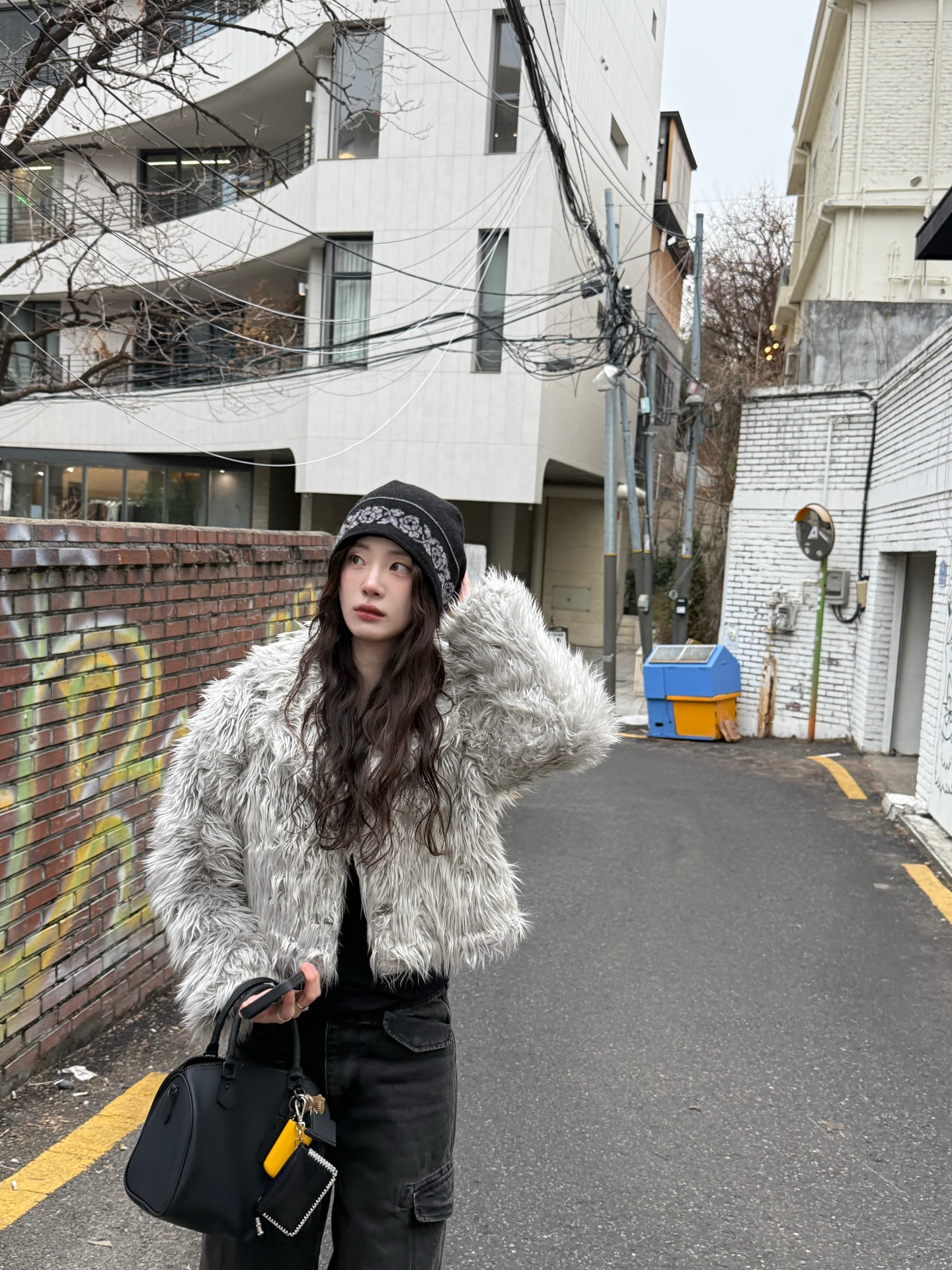 꾸안꾸로 입고 싶은 날,😎
편한데 핏도 예쁜 카고 팬츠 꺼내볼까?🖤🎶
카고 팬츠는 포켓 디테일과 여유 있는 실루엣이 특징인 아이템으로, 체형을 자연스럽게 커버해 데일리 팬츠로 활용도가 높습니다.
패딩과 후드와 매치하면 스트릿한 무드가 살아나고, 퍼 자켓과 매치하면 시크한 매력이 더해지죠. 편안함과 트렌드를 모두 놓치고 싶지 않다면, 카고 팬츠를 입어 보세요. 이미지4