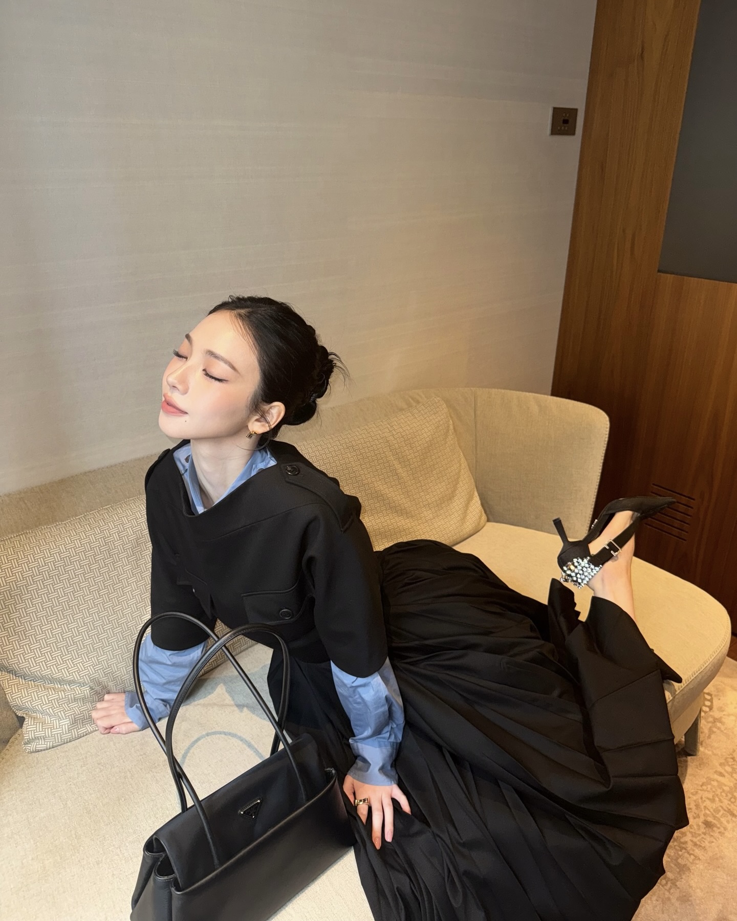 공주들은 프라다만 들어?👜
자꾸만 손이 가는 프라다 롱핸들 백 2가지🖤💙
데일리에 활용하기 좋은 프라다백, 지금 바로 소개해드릴게요.
1. 프라다 리나일론 플랩 백, 500만 원대
백 인 백 구조로, 리나일론과 가죽 조합이 만들어내는 입체적인 볼륨 실루엣이 포인트입니다. 롱 핸들 덕분에 손에 들거나 숄더로도 자연스럽게 연출할 수 있는데요. 카리나는 블루 셔츠에 블랙 원피스를 레이어드해 클래식한 미니멀룩을 완성했습니다.
2. 프라다 보니 가죽 핸드백, 400만 원대
광택감 있는 직사각 실루엣에 스트랩 디테일을 더한 아이템입니다. 탈부착 가능한 숄더 스트랩으로 숄더는 물론 크로스로도 연출할 수 있는데요. 가원은 그레이 헤링본 재킷에 블루 컬러 백으로 포인트를 더해 시크한 데일리룩을 완성했습니다. 이미지2