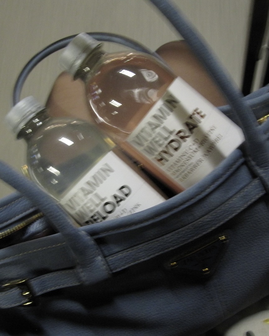 공주들은 프라다만 들어?👜
자꾸만 손이 가는 프라다 롱핸들 백 2가지🖤💙
데일리에 활용하기 좋은 프라다백, 지금 바로 소개해드릴게요.
1. 프라다 리나일론 플랩 백, 500만 원대
백 인 백 구조로, 리나일론과 가죽 조합이 만들어내는 입체적인 볼륨 실루엣이 포인트입니다. 롱 핸들 덕분에 손에 들거나 숄더로도 자연스럽게 연출할 수 있는데요. 카리나는 블루 셔츠에 블랙 원피스를 레이어드해 클래식한 미니멀룩을 완성했습니다.
2. 프라다 보니 가죽 핸드백, 400만 원대
광택감 있는 직사각 실루엣에 스트랩 디테일을 더한 아이템입니다. 탈부착 가능한 숄더 스트랩으로 숄더는 물론 크로스로도 연출할 수 있는데요. 가원은 그레이 헤링본 재킷에 블루 컬러 백으로 포인트를 더해 시크한 데일리룩을 완성했습니다. 이미지7