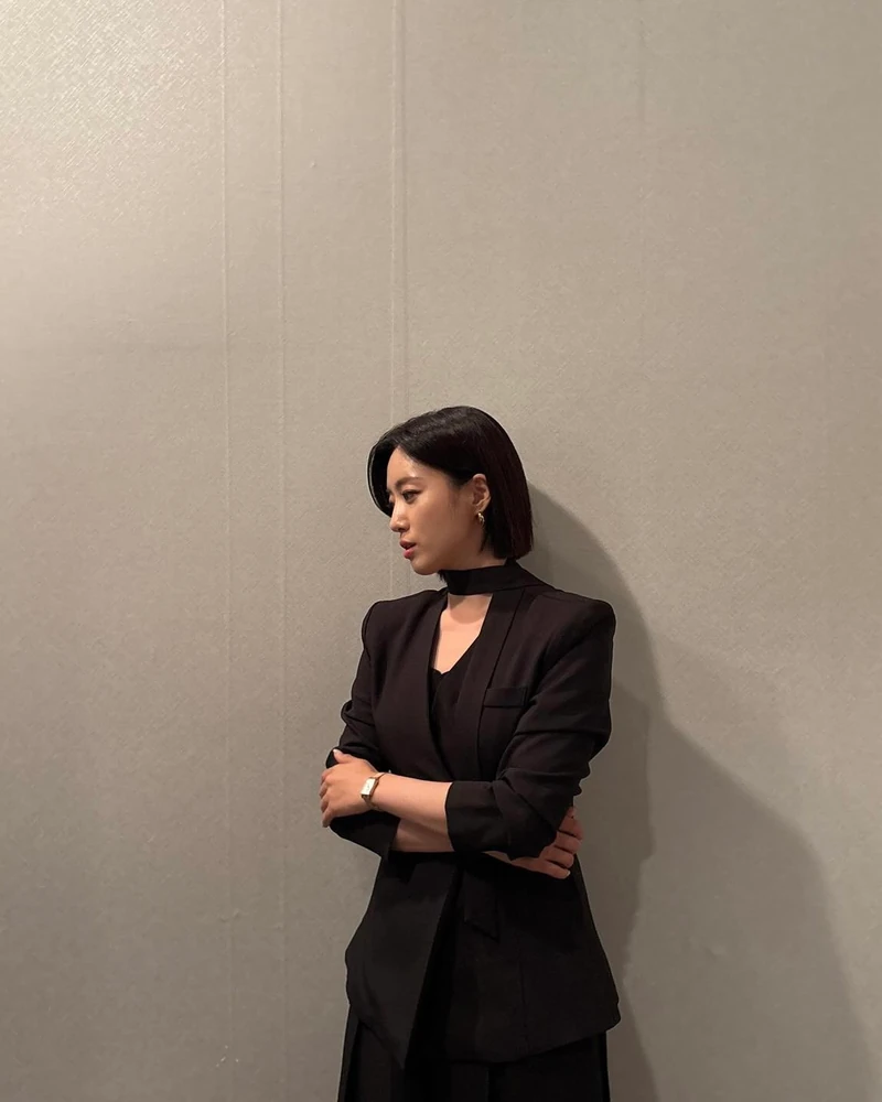두고두고 활용할 하객룩 코디🖤
블레이저 하나로 깔끔하고 단정하게 마무리💐✨ 이미지4