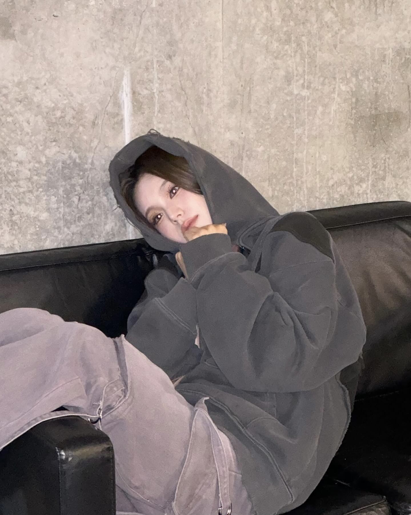 꾸안꾸로 입고 싶은 날,😎
편한데 핏도 예쁜 카고 팬츠 꺼내볼까?🖤🎶
카고 팬츠는 포켓 디테일과 여유 있는 실루엣이 특징인 아이템으로, 체형을 자연스럽게 커버해 데일리 팬츠로 활용도가 높습니다.
패딩과 후드와 매치하면 스트릿한 무드가 살아나고, 퍼 자켓과 매치하면 시크한 매력이 더해지죠. 편안함과 트렌드를 모두 놓치고 싶지 않다면, 카고 팬츠를 입어 보세요. 이미지5