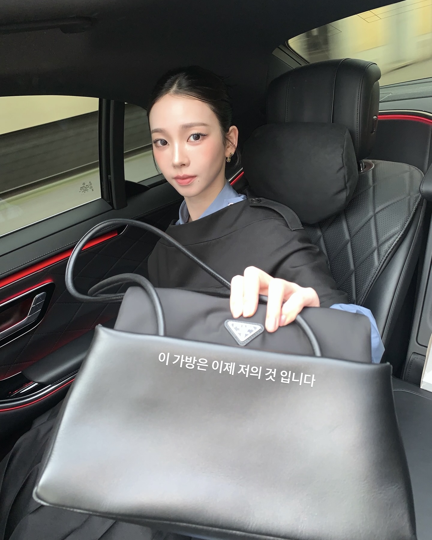 공주들은 프라다만 들어?👜
자꾸만 손이 가는 프라다 롱핸들 백 2가지🖤💙
데일리에 활용하기 좋은 프라다백, 지금 바로 소개해드릴게요.
1. 프라다 리나일론 플랩 백, 500만 원대
백 인 백 구조로, 리나일론과 가죽 조합이 만들어내는 입체적인 볼륨 실루엣이 포인트입니다. 롱 핸들 덕분에 손에 들거나 숄더로도 자연스럽게 연출할 수 있는데요. 카리나는 블루 셔츠에 블랙 원피스를 레이어드해 클래식한 미니멀룩을 완성했습니다.
2. 프라다 보니 가죽 핸드백, 400만 원대
광택감 있는 직사각 실루엣에 스트랩 디테일을 더한 아이템입니다. 탈부착 가능한 숄더 스트랩으로 숄더는 물론 크로스로도 연출할 수 있는데요. 가원은 그레이 헤링본 재킷에 블루 컬러 백으로 포인트를 더해 시크한 데일리룩을 완성했습니다. 이미지4