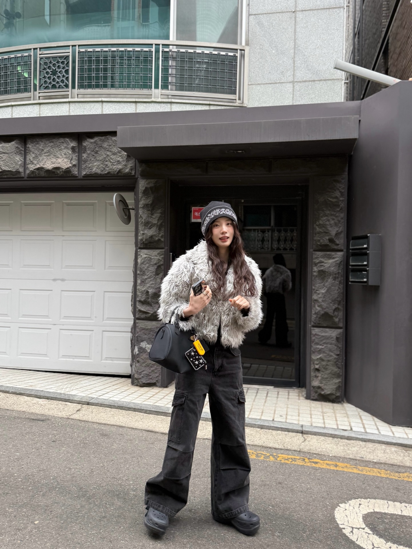 꾸안꾸로 입고 싶은 날,😎
편한데 핏도 예쁜 카고 팬츠 꺼내볼까?🖤🎶
카고 팬츠는 포켓 디테일과 여유 있는 실루엣이 특징인 아이템으로, 체형을 자연스럽게 커버해 데일리 팬츠로 활용도가 높습니다.
패딩과 후드와 매치하면 스트릿한 무드가 살아나고, 퍼 자켓과 매치하면 시크한 매력이 더해지죠. 편안함과 트렌드를 모두 놓치고 싶지 않다면, 카고 팬츠를 입어 보세요. 이미지2