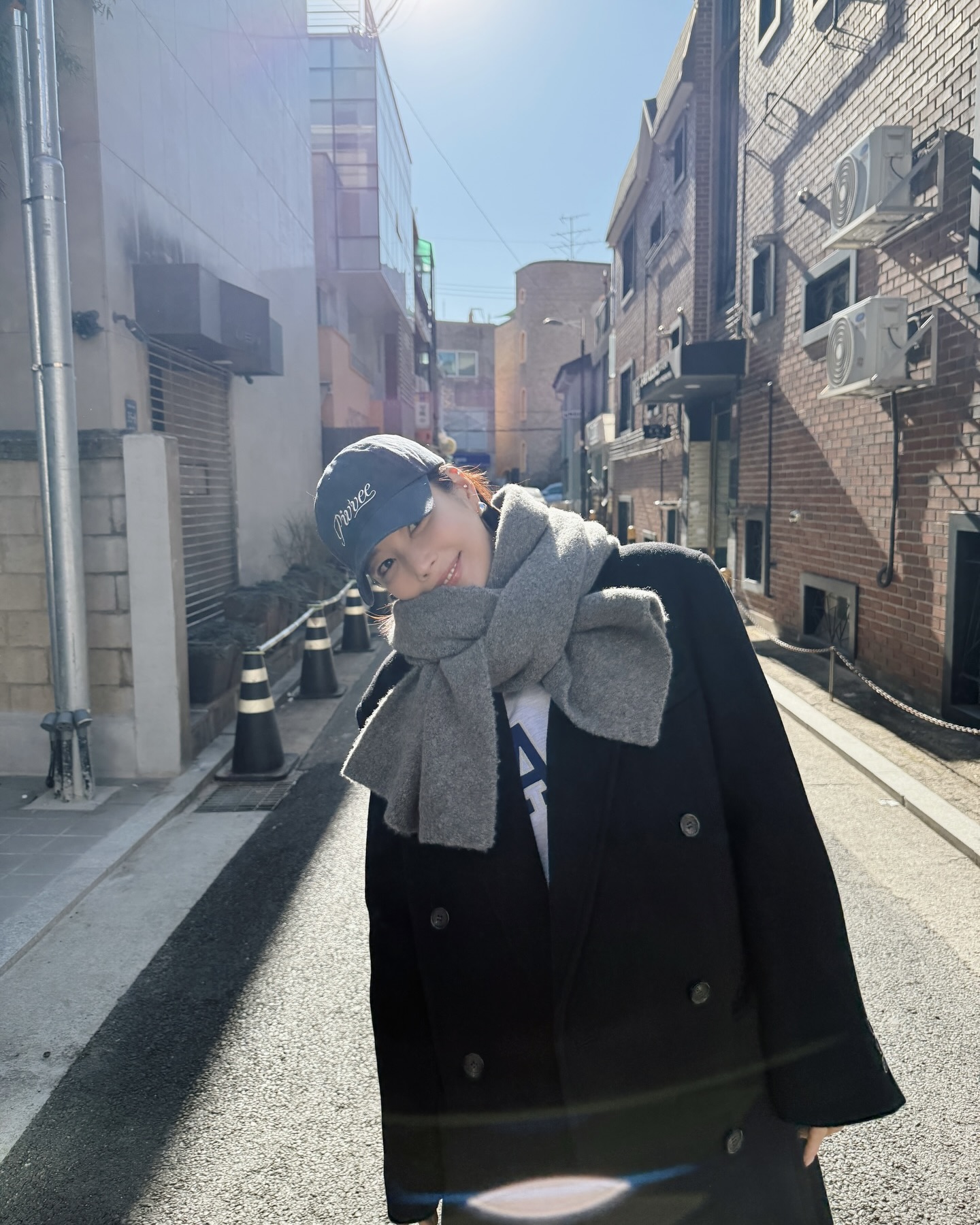 롱코트에 목도리 두르면🧣 목선 가려지고 얼굴선 더 또렷해져💡🧚🏻쉽게 비율 챙길 수 있어 이미지