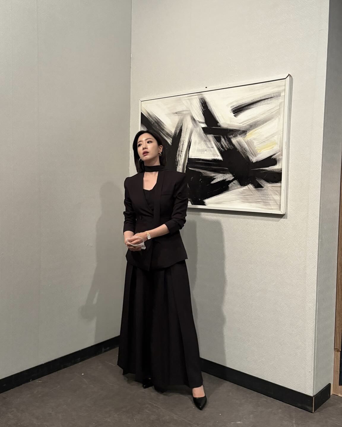 두고두고 활용할 하객룩 코디🖤
블레이저 하나로 깔끔하고 단정하게 마무리💐✨ 이미지2