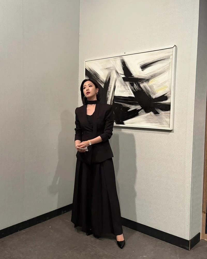 두고두고 활용할 하객룩 코디🖤
블레이저 하나로 깔끔하고 단정하게 마무리💐✨ 이미지2
