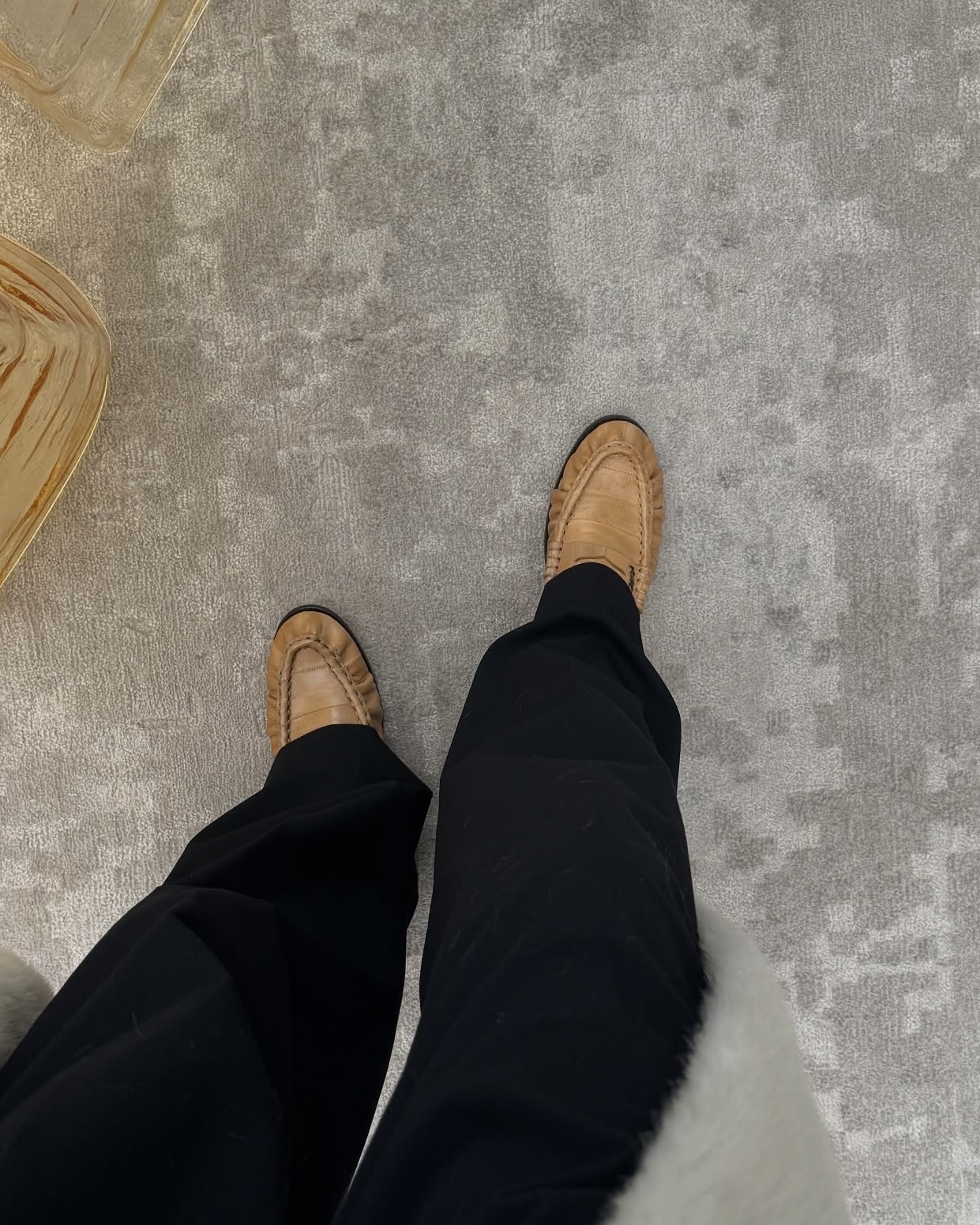 오래 소장하기 좋은 클래식템🖤
끈 없이 가볍게 신는 로퍼✨🤎이제 위시리스트 청산 완료해
가볍게 신기 좋은 로퍼 2가지 소개해 드릴게요.
1. 더 로우 소프트 로퍼 일스킨, 180만 원대
은은한 광택과 자연스러운 주름이 살아 있는 패널 일스킨 가죽 소재의 로퍼입니다. 걸을 때마다 부드럽게 드러나는 플리츠 텍스처가 고급스러운 포인트가 되며, 미니멀한 실루엣이 어떤 룩에도 세련된 분위기를 만들어 줍니다.
2. 생 로랑 르 로퍼 서플, 210만 원대
부드럽고 유연한 가죽을 활용한 페니 로퍼로, 앞코에는 손바느질로 마감한 모크 토 디테일을 더해 클래식한 분위기를 살렸죠. 브랜드 시그니처인 카산드라 로고 장식이 은은한 포인트가 되어 고급스러운 무드를 완성합니다. 이미지7