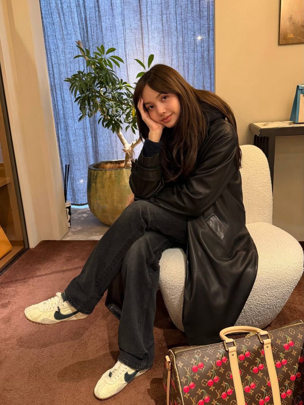 나이키 패밀리 리사🩷🤎애착템
자크뮈스 x 나이키 모든 컬러 다 있는듯✅ 2월 신상 출시 대기해
리사는 공식적으로 나이키 앰베서더로 합류하며 브랜드와의 밀착 행보를 이어가고 있습니다. 최근 도쿄 쇼핑에서 포착된 리사의 착장은 자크뮈스 x 나이키 문 슈즈 컬렉션을 거의 전 색상으로 소화한 모습으로, 애착템 수준의 활용도를 증명합니다.
특히 아직 출시 전인 브라운과 핑크 컬러까지 선착용해 화제를 모읍니다. 2월 신상 출시를 앞둔 가운데, 리사의 선택이 곧 컬렉션의 체감 트렌드로 이어질 전망입니다. 이미지2