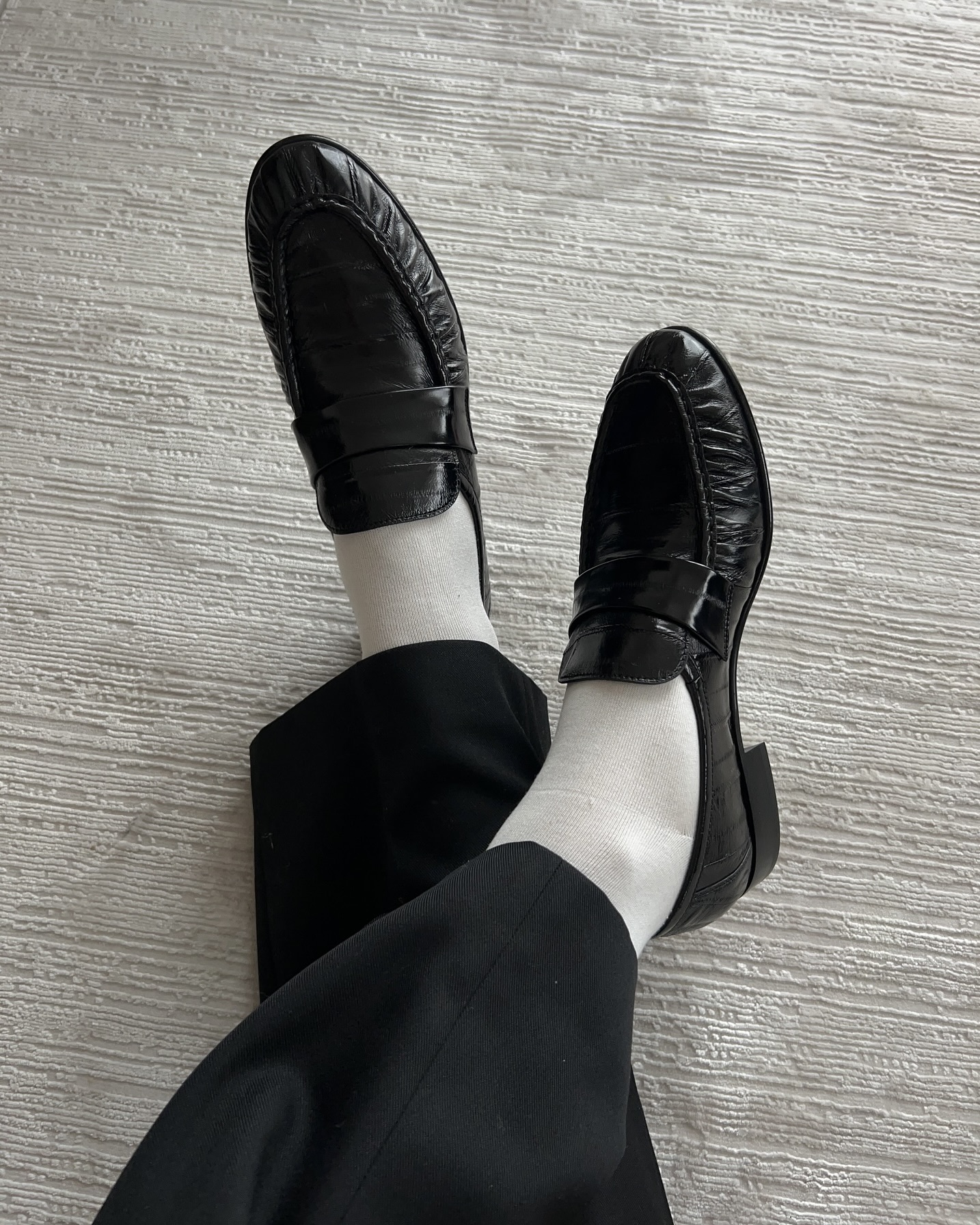 오래 소장하기 좋은 클래식템🖤
끈 없이 가볍게 신는 로퍼✨🤎이제 위시리스트 청산 완료해
가볍게 신기 좋은 로퍼 2가지 소개해 드릴게요.
1. 더 로우 소프트 로퍼 일스킨, 180만 원대
은은한 광택과 자연스러운 주름이 살아 있는 패널 일스킨 가죽 소재의 로퍼입니다. 걸을 때마다 부드럽게 드러나는 플리츠 텍스처가 고급스러운 포인트가 되며, 미니멀한 실루엣이 어떤 룩에도 세련된 분위기를 만들어 줍니다.
2. 생 로랑 르 로퍼 서플, 210만 원대
부드럽고 유연한 가죽을 활용한 페니 로퍼로, 앞코에는 손바느질로 마감한 모크 토 디테일을 더해 클래식한 분위기를 살렸죠. 브랜드 시그니처인 카산드라 로고 장식이 은은한 포인트가 되어 고급스러운 무드를 완성합니다. 이미지3