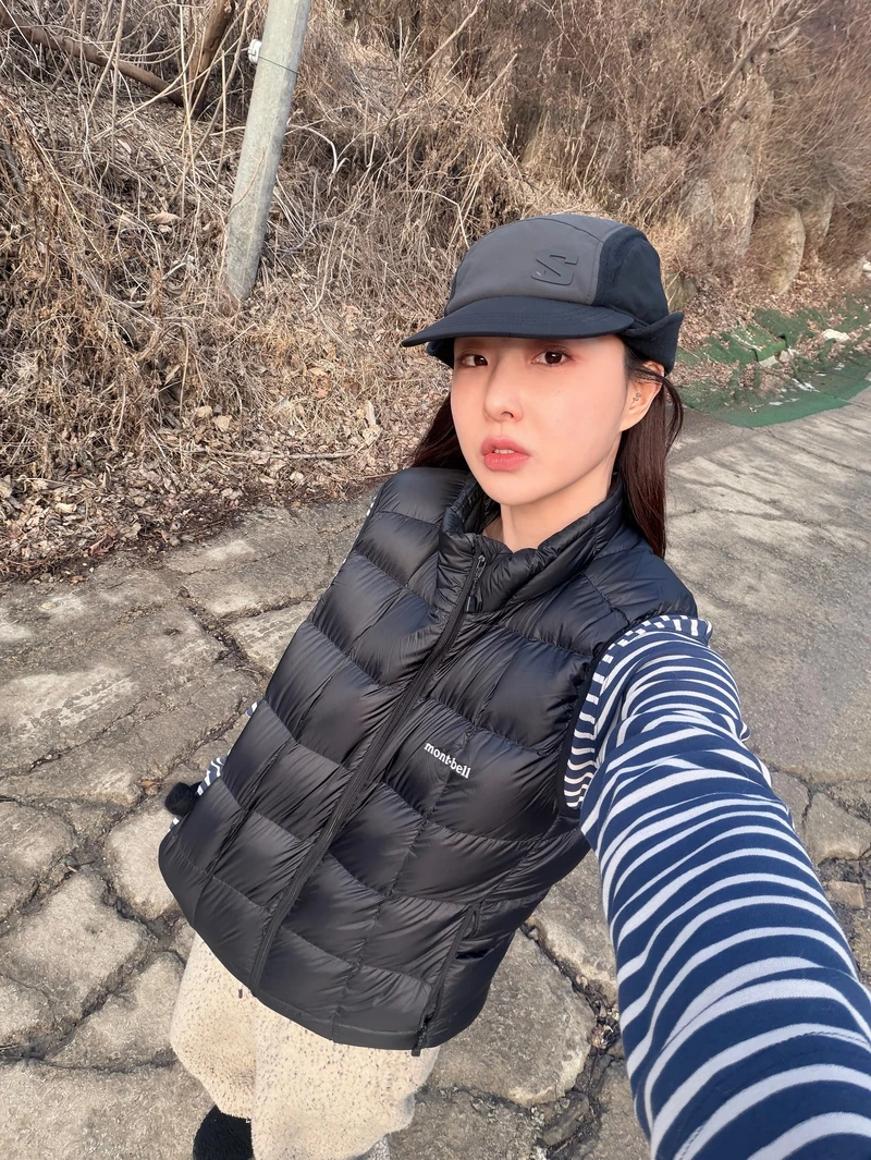 스타일 영업 비밀 하나 알려줄게요🤫
두면 손이 제일 많이 가는 조끼🙆🏻♀️🧚🏻하단에서 확인!!
활용도 높은 베스트 2가지 모았습니다.
1. 몽벨 슈페리어 다운 베스트, 30만 원대
은은한 무광택의 나일론 립스톱 소재를 활용한 베스트로, 박음질로 마감된 덕분에 충전재가 가볍고 보온을 유지시켜주죠. 한겨울에는 코트나 패딩 안 이너로 레이어드하기 좋고, 간절기에는 단독 아우터로 활용하기 좋습니다.
2. 엔조 블루스 스트라이프 부클 플리스 베스트, 15만 원대
부드러운 폴리 혼방 부클 플리스 소재를 사용한 조끼로, 스트라이프 패턴과 가슴과 밑단 배색 포켓, 배색 바인딩이 포인트죠. 후드집업과 같이 매치하면 편안하면서도 센스 있는 꾸안꾸 룩을 연출할 수 있습니다. 이미지2