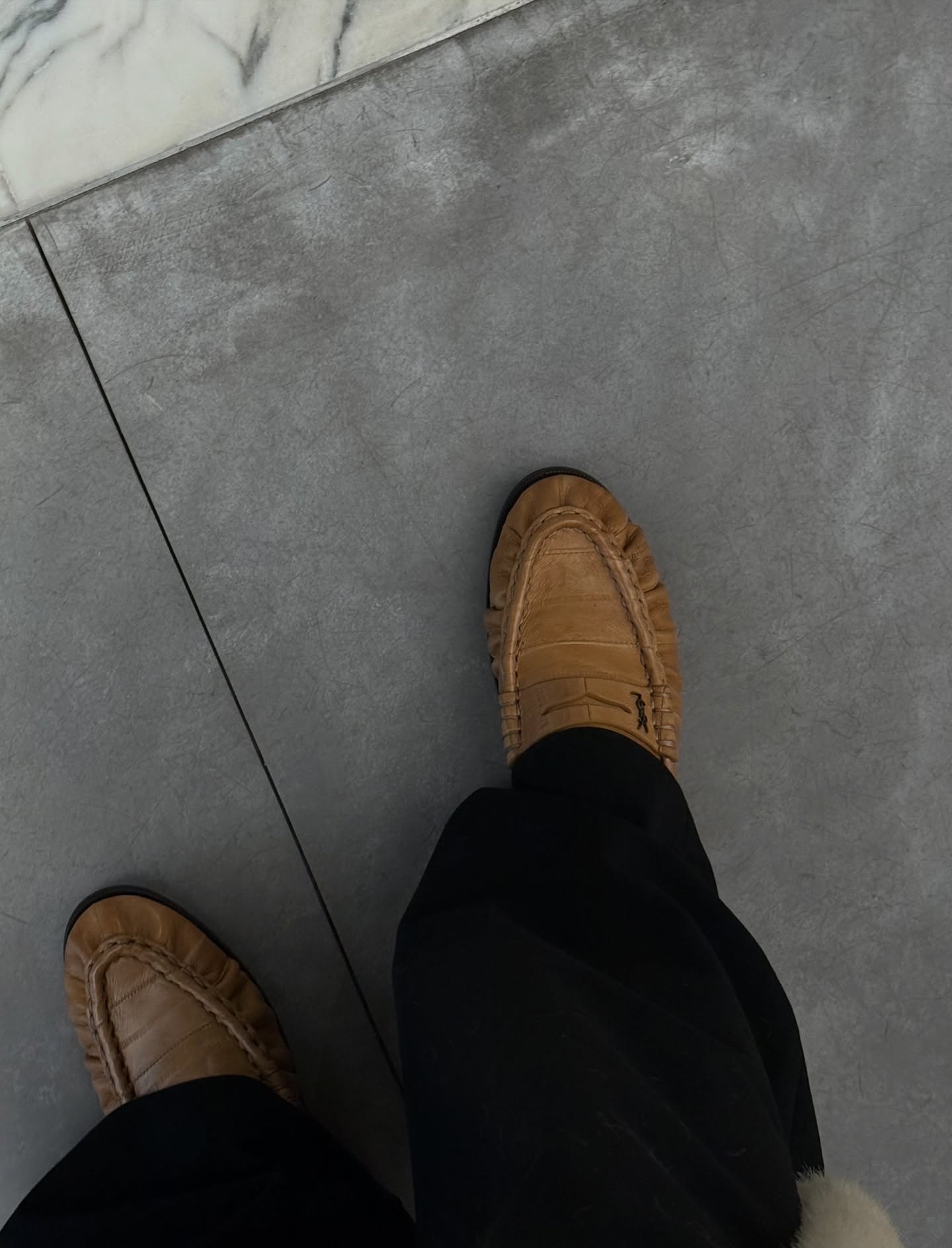 오래 소장하기 좋은 클래식템🖤
끈 없이 가볍게 신는 로퍼✨🤎이제 위시리스트 청산 완료해
가볍게 신기 좋은 로퍼 2가지 소개해 드릴게요.
1. 더 로우 소프트 로퍼 일스킨, 180만 원대
은은한 광택과 자연스러운 주름이 살아 있는 패널 일스킨 가죽 소재의 로퍼입니다. 걸을 때마다 부드럽게 드러나는 플리츠 텍스처가 고급스러운 포인트가 되며, 미니멀한 실루엣이 어떤 룩에도 세련된 분위기를 만들어 줍니다.
2. 생 로랑 르 로퍼 서플, 210만 원대
부드럽고 유연한 가죽을 활용한 페니 로퍼로, 앞코에는 손바느질로 마감한 모크 토 디테일을 더해 클래식한 분위기를 살렸죠. 브랜드 시그니처인 카산드라 로고 장식이 은은한 포인트가 되어 고급스러운 무드를 완성합니다. 이미지5