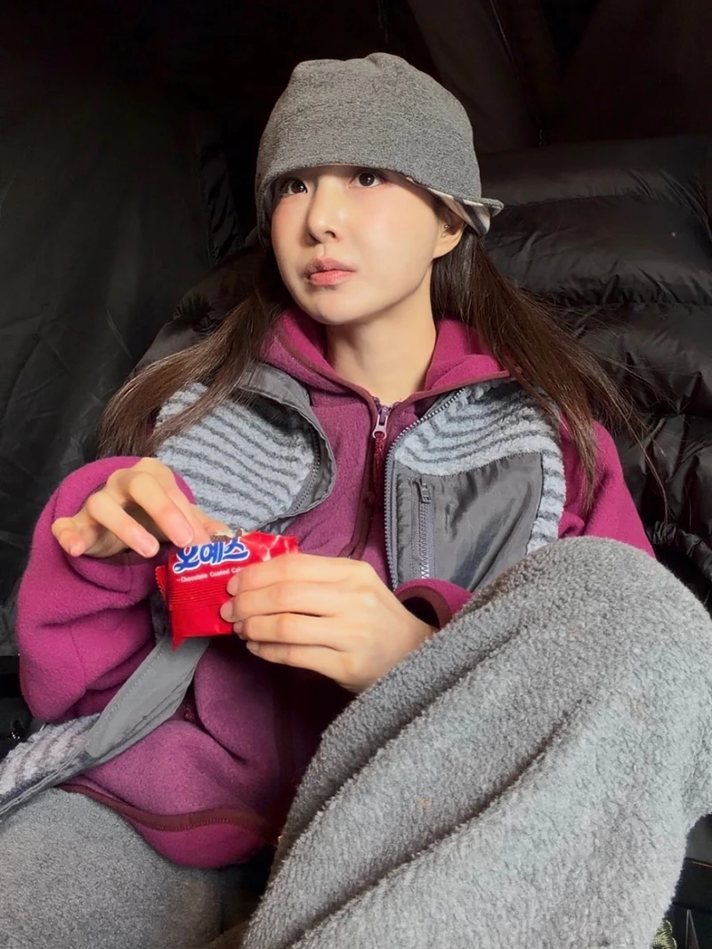 스타일 영업 비밀 하나 알려줄게요🤫
두면 손이 제일 많이 가는 조끼🙆🏻♀️🧚🏻하단에서 확인!!
활용도 높은 베스트 2가지 모았습니다.
1. 몽벨 슈페리어 다운 베스트, 30만 원대
은은한 무광택의 나일론 립스톱 소재를 활용한 베스트로, 박음질로 마감된 덕분에 충전재가 가볍고 보온을 유지시켜주죠. 한겨울에는 코트나 패딩 안 이너로 레이어드하기 좋고, 간절기에는 단독 아우터로 활용하기 좋습니다.
2. 엔조 블루스 스트라이프 부클 플리스 베스트, 15만 원대
부드러운 폴리 혼방 부클 플리스 소재를 사용한 조끼로, 스트라이프 패턴과 가슴과 밑단 배색 포켓, 배색 바인딩이 포인트죠. 후드집업과 같이 매치하면 편안하면서도 센스 있는 꾸안꾸 룩을 연출할 수 있습니다. 이미지6