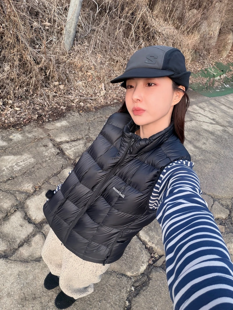 스타일 영업 비밀 하나 알려줄게요🤫
두면 손이 제일 많이 가는 조끼🙆🏻♀️🧚🏻하단에서 확인!!
활용도 높은 베스트 2가지 모았습니다.
1. 몽벨 슈페리어 다운 베스트, 30만 원대
은은한 무광택의 나일론 립스톱 소재를 활용한 베스트로, 박음질로 마감된 덕분에 충전재가 가볍고 보온을 유지시켜주죠. 한겨울에는 코트나 패딩 안 이너로 레이어드하기 좋고, 간절기에는 단독 아우터로 활용하기 좋습니다.
2. 엔조 블루스 스트라이프 부클 플리스 베스트, 15만 원대
부드러운 폴리 혼방 부클 플리스 소재를 사용한 조끼로, 스트라이프 패턴과 가슴과 밑단 배색 포켓, 배색 바인딩이 포인트죠. 후드집업과 같이 매치하면 편안하면서도 센스 있는 꾸안꾸 룩을 연출할 수 있습니다. 이미지4