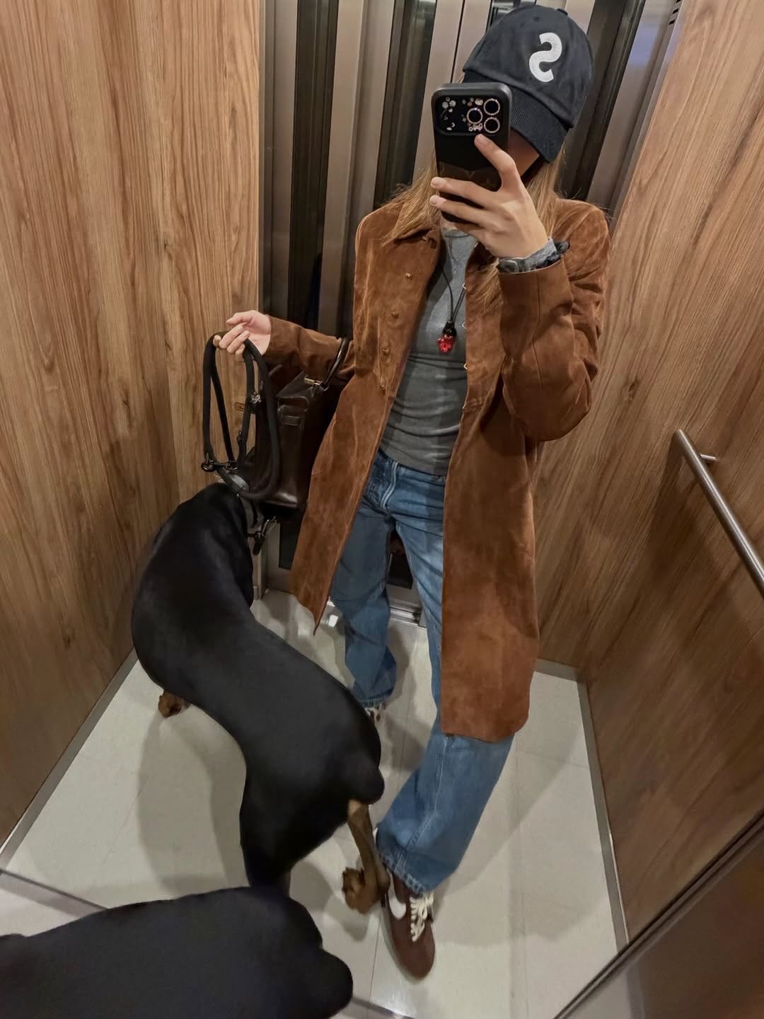 나이키 패밀리 리사🩷🤎애착템
자크뮈스 x 나이키 모든 컬러 다 있는듯✅ 2월 신상 출시 대기해
리사는 공식적으로 나이키 앰베서더로 합류하며 브랜드와의 밀착 행보를 이어가고 있습니다. 최근 도쿄 쇼핑에서 포착된 리사의 착장은 자크뮈스 x 나이키 문 슈즈 컬렉션을 거의 전 색상으로 소화한 모습으로, 애착템 수준의 활용도를 증명합니다.
특히 아직 출시 전인 브라운과 핑크 컬러까지 선착용해 화제를 모읍니다. 2월 신상 출시를 앞둔 가운데, 리사의 선택이 곧 컬렉션의 체감 트렌드로 이어질 전망입니다. 이미지4