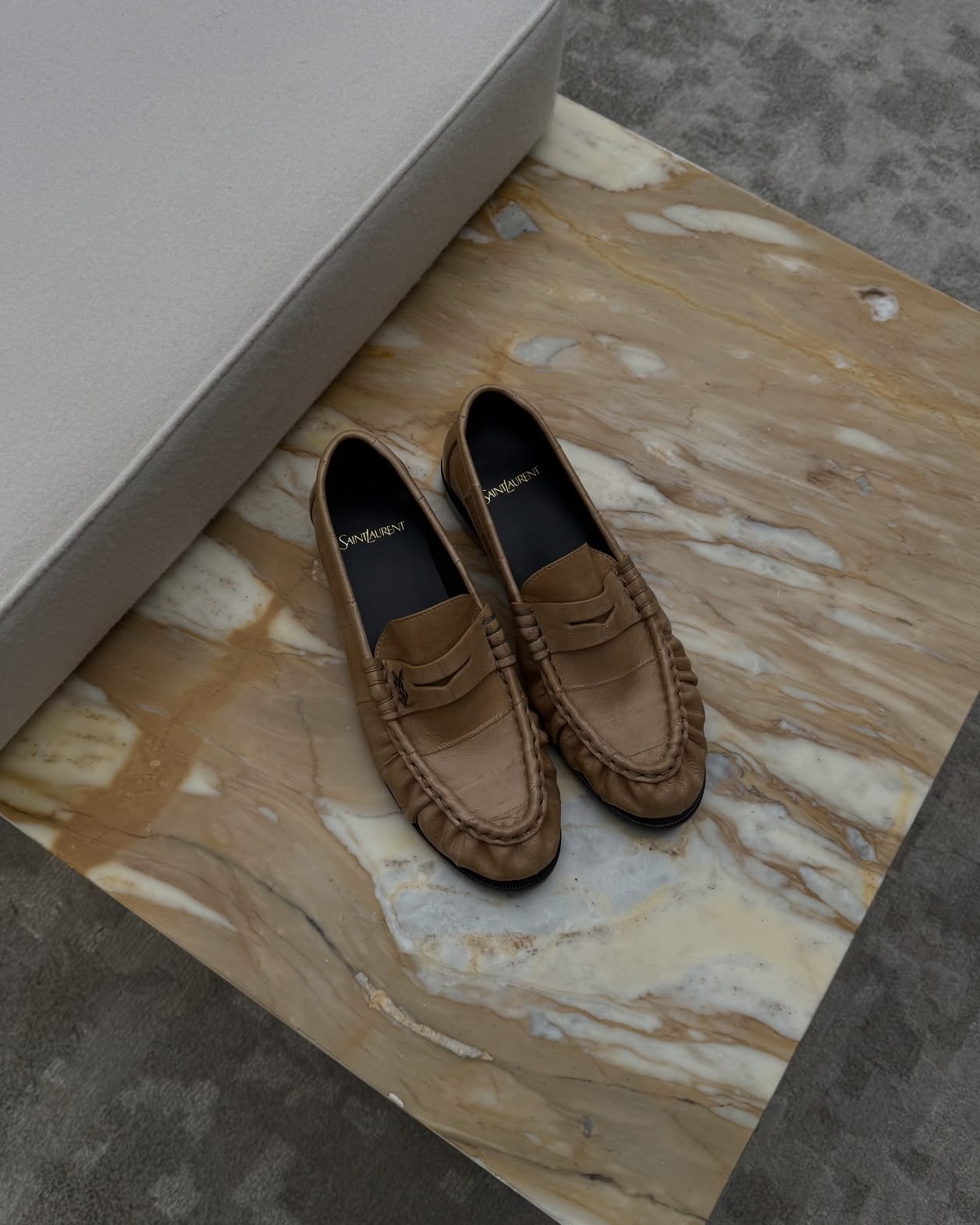 오래 소장하기 좋은 클래식템🖤
끈 없이 가볍게 신는 로퍼✨🤎이제 위시리스트 청산 완료해
가볍게 신기 좋은 로퍼 2가지 소개해 드릴게요.
1. 더 로우 소프트 로퍼 일스킨, 180만 원대
은은한 광택과 자연스러운 주름이 살아 있는 패널 일스킨 가죽 소재의 로퍼입니다. 걸을 때마다 부드럽게 드러나는 플리츠 텍스처가 고급스러운 포인트가 되며, 미니멀한 실루엣이 어떤 룩에도 세련된 분위기를 만들어 줍니다.
2. 생 로랑 르 로퍼 서플, 210만 원대
부드럽고 유연한 가죽을 활용한 페니 로퍼로, 앞코에는 손바느질로 마감한 모크 토 디테일을 더해 클래식한 분위기를 살렸죠. 브랜드 시그니처인 카산드라 로고 장식이 은은한 포인트가 되어 고급스러운 무드를 완성합니다. 이미지6