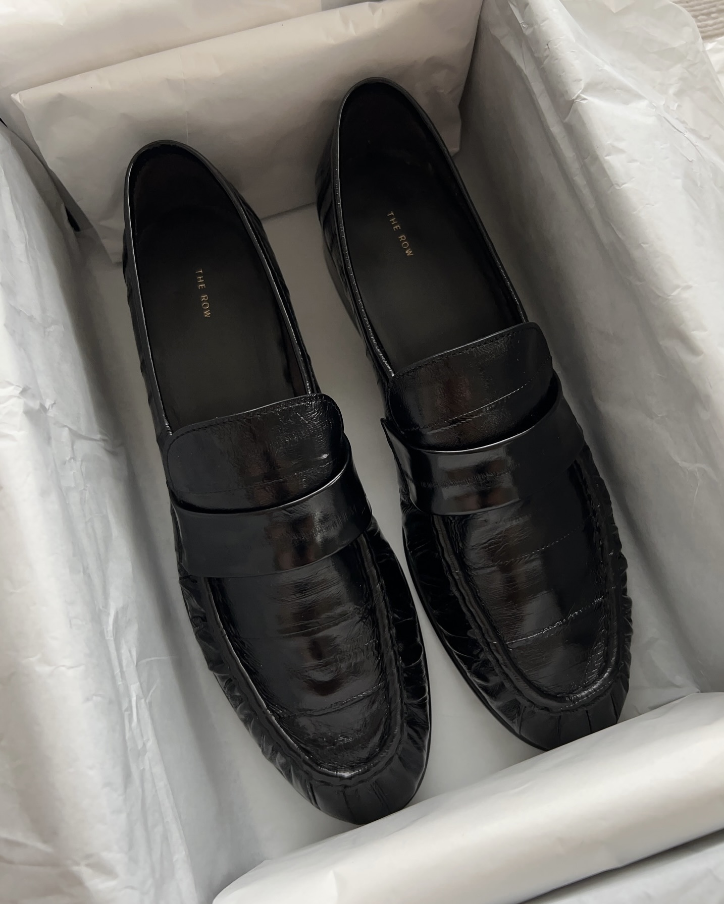 오래 소장하기 좋은 클래식템🖤
끈 없이 가볍게 신는 로퍼✨🤎이제 위시리스트 청산 완료해
가볍게 신기 좋은 로퍼 2가지 소개해 드릴게요.
1. 더 로우 소프트 로퍼 일스킨, 180만 원대
은은한 광택과 자연스러운 주름이 살아 있는 패널 일스킨 가죽 소재의 로퍼입니다. 걸을 때마다 부드럽게 드러나는 플리츠 텍스처가 고급스러운 포인트가 되며, 미니멀한 실루엣이 어떤 룩에도 세련된 분위기를 만들어 줍니다.
2. 생 로랑 르 로퍼 서플, 210만 원대
부드럽고 유연한 가죽을 활용한 페니 로퍼로, 앞코에는 손바느질로 마감한 모크 토 디테일을 더해 클래식한 분위기를 살렸죠. 브랜드 시그니처인 카산드라 로고 장식이 은은한 포인트가 되어 고급스러운 무드를 완성합니다. 이미지2