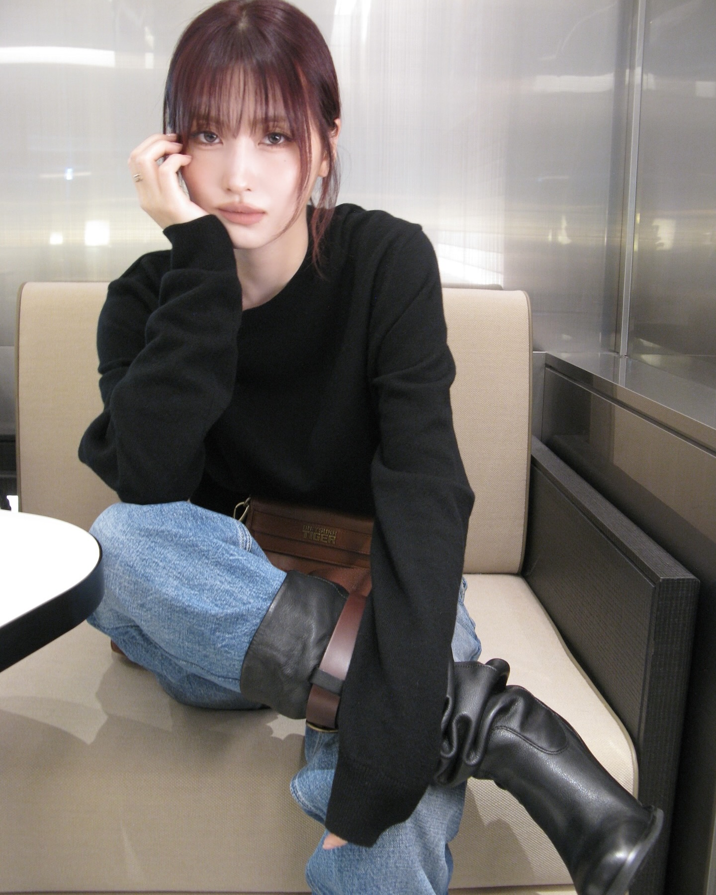 바지 끌림 걱정 없어🪄
흐물흐물한 바지 구겨 넣기만 해도 스타일 완성😎🎶
부츠는 어떻게 스타일링하면 좋을까요? 흐물거리는 긴바지도 부츠 속에 넣으면 깔끔한 실루엣이 살아나고 다리가 길어 보이는 효과를 줍니다. 앵클부츠는 모던하고 세련된 무드를, 무릎까지 오는 롱부츠는 우아하고 시크한 분위기를 연출합니다.
간단하지만 센스 있는 포인트가 되어 스타일리시함을 더하며 룩의 완성도를 높여줄 바지와 부츠 조합을 참고해 보세요. 이미지3