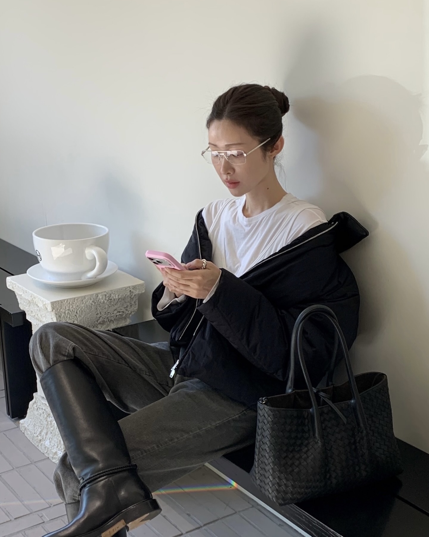 바지 끌림 걱정 없어🪄
흐물흐물한 바지 구겨 넣기만 해도 스타일 완성😎🎶
부츠는 어떻게 스타일링하면 좋을까요? 흐물거리는 긴바지도 부츠 속에 넣으면 깔끔한 실루엣이 살아나고 다리가 길어 보이는 효과를 줍니다. 앵클부츠는 모던하고 세련된 무드를, 무릎까지 오는 롱부츠는 우아하고 시크한 분위기를 연출합니다.
간단하지만 센스 있는 포인트가 되어 스타일리시함을 더하며 룩의 완성도를 높여줄 바지와 부츠 조합을 참고해 보세요. 이미지6