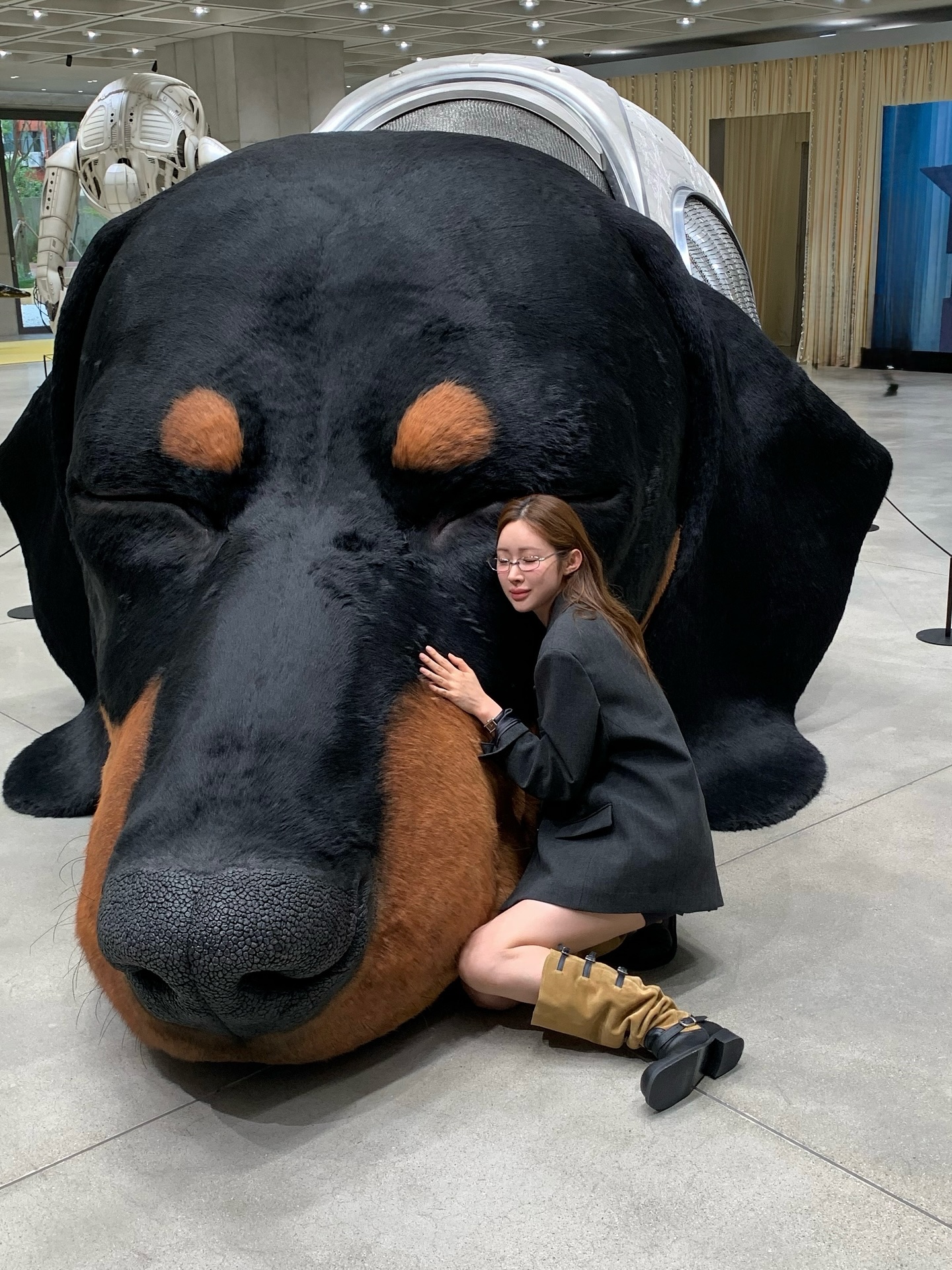 가죽 말고 스웨이드 어때?👀
겨울 감성 제대로 살려주는 스웨이드 부츠🤎 하나쯤 소장해 봐
스웨이드 롱부츠 2가지를 모았습니다.
1. 미우미우 스웨이드 및 시어링 미드 카프 부츠, 250만 원대
경리가 착용한 미우미우 미드 카프 부츠는 5cm 굽에 빈티지한 스웨이드와 포근한 시어링 디테일이 돋보이죠. 미니스커트와 니삭스를 매치해 러블리한 룩을 완성했습니다.
2. 아뜰리에에디션 버클드 롱 부츠, 50만 원대
차정원이 신은 롱부츠는 부드러운 블랙 소가죽과 브라운 스웨이드 소가죽 배색이 어우러진 디자인으로, 브랜드 로고가 각인된 스트랩 버클이 유니크한 포인트를 더합니다. 아우터를 원피스처럼 부츠와 매치해 세련된 룩을 연출했습니다. 이미지7