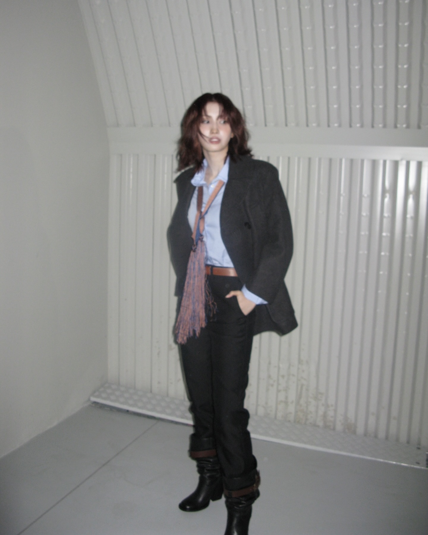 바지 끌림 걱정 없어🪄
흐물흐물한 바지 구겨 넣기만 해도 스타일 완성😎🎶
부츠는 어떻게 스타일링하면 좋을까요? 흐물거리는 긴바지도 부츠 속에 넣으면 깔끔한 실루엣이 살아나고 다리가 길어 보이는 효과를 줍니다. 앵클부츠는 모던하고 세련된 무드를, 무릎까지 오는 롱부츠는 우아하고 시크한 분위기를 연출합니다.
간단하지만 센스 있는 포인트가 되어 스타일리시함을 더하며 룩의 완성도를 높여줄 바지와 부츠 조합을 참고해 보세요. 이미지7