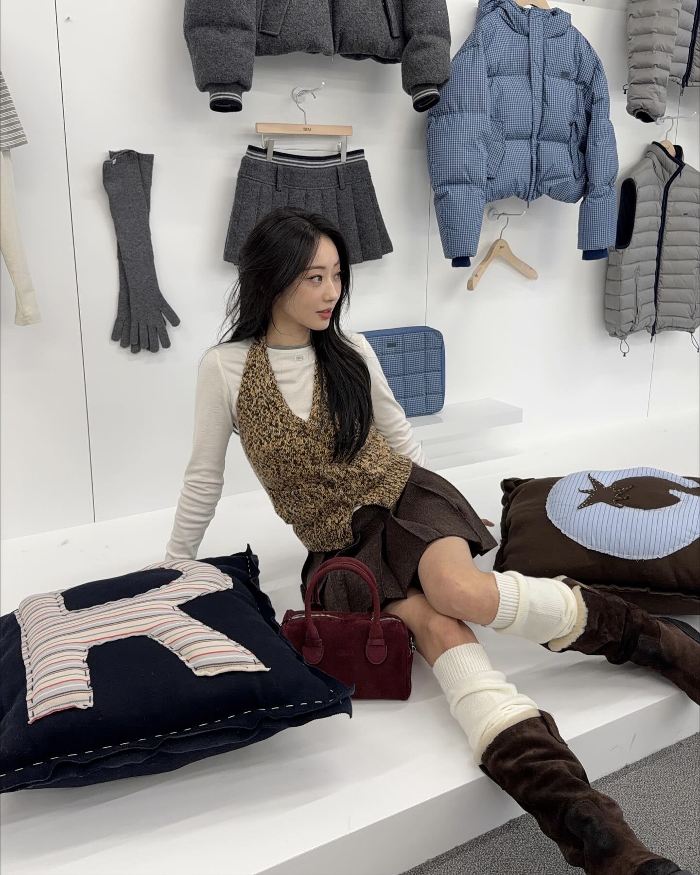 가죽 말고 스웨이드 어때?👀
겨울 감성 제대로 살려주는 스웨이드 부츠🤎 하나쯤 소장해 봐
스웨이드 롱부츠 2가지를 모았습니다.
1. 미우미우 스웨이드 및 시어링 미드 카프 부츠, 250만 원대
경리가 착용한 미우미우 미드 카프 부츠는 5cm 굽에 빈티지한 스웨이드와 포근한 시어링 디테일이 돋보이죠. 미니스커트와 니삭스를 매치해 러블리한 룩을 완성했습니다.
2. 아뜰리에에디션 버클드 롱 부츠, 50만 원대
차정원이 신은 롱부츠는 부드러운 블랙 소가죽과 브라운 스웨이드 소가죽 배색이 어우러진 디자인으로, 브랜드 로고가 각인된 스트랩 버클이 유니크한 포인트를 더합니다. 아우터를 원피스처럼 부츠와 매치해 세련된 룩을 연출했습니다. 이미지3