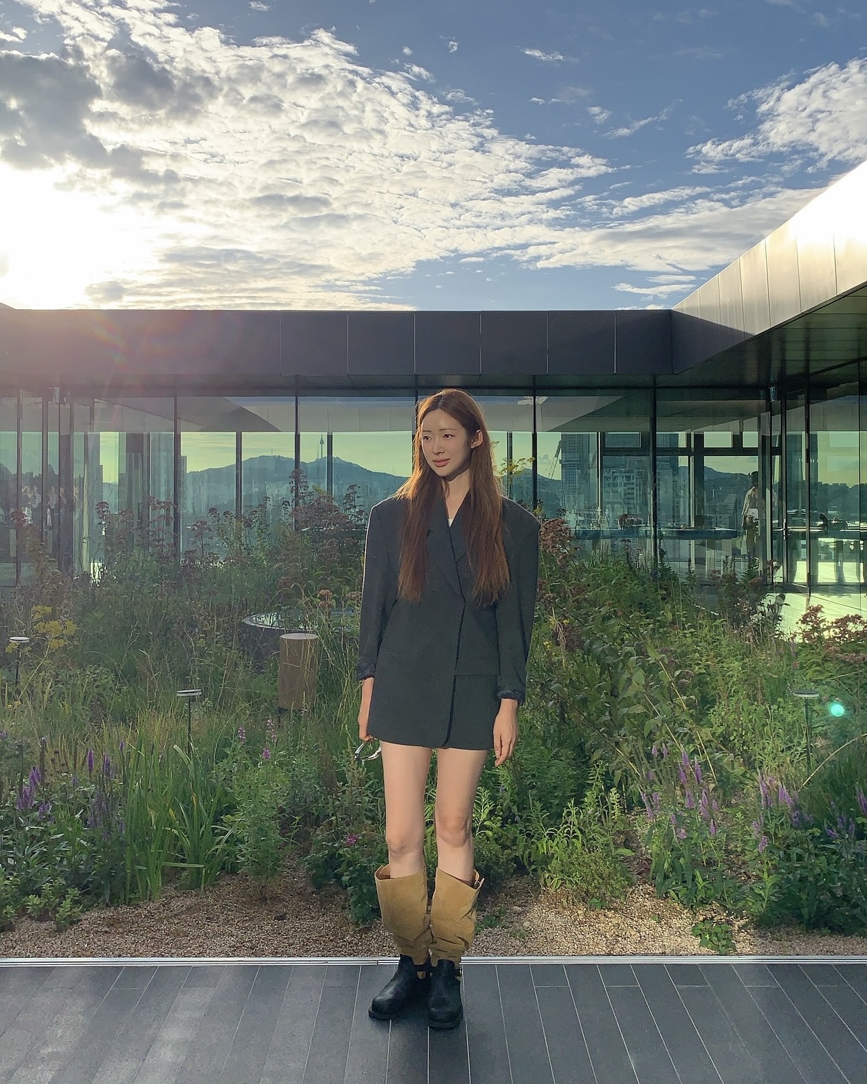 가죽 말고 스웨이드 어때?👀
겨울 감성 제대로 살려주는 스웨이드 부츠🤎 하나쯤 소장해 봐
스웨이드 롱부츠 2가지를 모았습니다.
1. 미우미우 스웨이드 및 시어링 미드 카프 부츠, 250만 원대
경리가 착용한 미우미우 미드 카프 부츠는 5cm 굽에 빈티지한 스웨이드와 포근한 시어링 디테일이 돋보이죠. 미니스커트와 니삭스를 매치해 러블리한 룩을 완성했습니다.
2. 아뜰리에에디션 버클드 롱 부츠, 50만 원대
차정원이 신은 롱부츠는 부드러운 블랙 소가죽과 브라운 스웨이드 소가죽 배색이 어우러진 디자인으로, 브랜드 로고가 각인된 스트랩 버클이 유니크한 포인트를 더합니다. 아우터를 원피스처럼 부츠와 매치해 세련된 룩을 연출했습니다. 이미지8