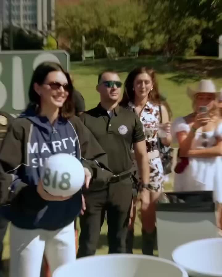 다가올 봄 잇템, 바람막이🌀 간절기 쇼핑 미리 끝내줄🛒🤍아이템 2가지를 소개합니다 요즘 힙한 바람막이 2가지, 이것들로 담아두세요. 1. 나미아스 x A24 ‘마티 슈프림’ 클래식 웜업 재킷, 30만 원대 레트로 스포츠웨어 실루엣에 볼드한 로고와 컬러 블로킹 디테일을 더한 아이템입니다. 탄탄한 소재감과 여유 있는 핏으로 데님이나 화이트 팬츠와 매치해 캐주얼하게, 후디 위에 레이어드하면 스트리트 무드로 연출할 수 있습니다. 2. 아다놀라 컬러 블록 트랙 재킷, 10만 원대 켄달 제너가 착용해 화제를 모은 아다놀라 트랙 재킷이 이번 시즌 새롭게 돌아왔습니다. 컬러 블로킹 패널과 파이핑 디테일을 더해 스포티한 무드를 완성했는데요. 브라 톱과 매치해 애슬레저 룩으로, 트레이닝 팬츠와 매치해 캐주얼하게 연출할 수 있습니다. 이미지