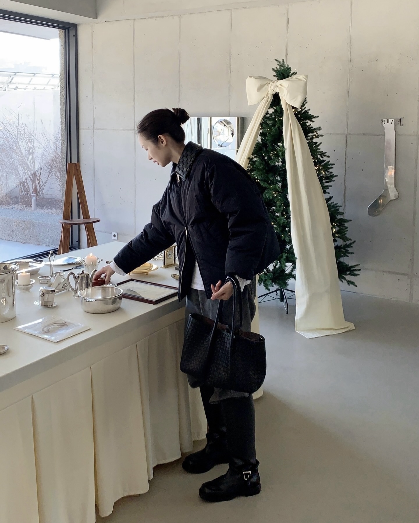 바지 끌림 걱정 없어🪄
흐물흐물한 바지 구겨 넣기만 해도 스타일 완성😎🎶
부츠는 어떻게 스타일링하면 좋을까요? 흐물거리는 긴바지도 부츠 속에 넣으면 깔끔한 실루엣이 살아나고 다리가 길어 보이는 효과를 줍니다. 앵클부츠는 모던하고 세련된 무드를, 무릎까지 오는 롱부츠는 우아하고 시크한 분위기를 연출합니다.
간단하지만 센스 있는 포인트가 되어 스타일리시함을 더하며 룩의 완성도를 높여줄 바지와 부츠 조합을 참고해 보세요. 이미지5