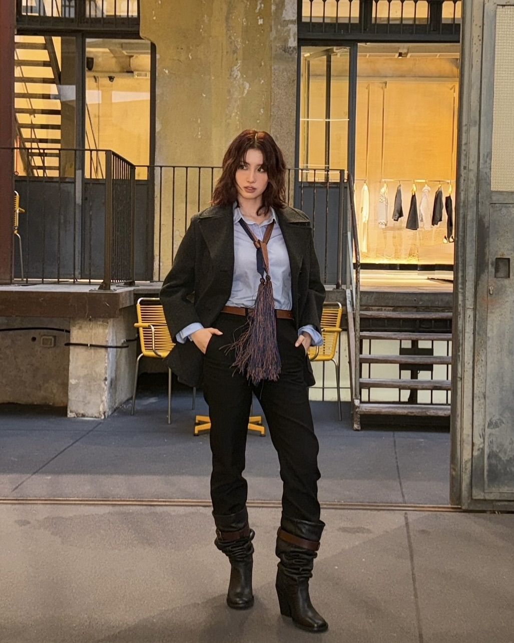 바지 끌림 걱정 없어🪄
흐물흐물한 바지 구겨 넣기만 해도 스타일 완성😎🎶
부츠는 어떻게 스타일링하면 좋을까요? 흐물거리는 긴바지도 부츠 속에 넣으면 깔끔한 실루엣이 살아나고 다리가 길어 보이는 효과를 줍니다. 앵클부츠는 모던하고 세련된 무드를, 무릎까지 오는 롱부츠는 우아하고 시크한 분위기를 연출합니다.
간단하지만 센스 있는 포인트가 되어 스타일리시함을 더하며 룩의 완성도를 높여줄 바지와 부츠 조합을 참고해 보세요. 이미지8