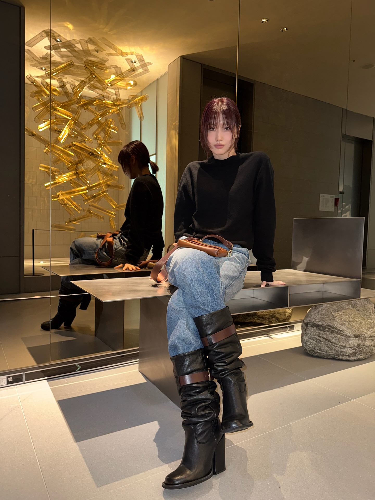 바지 끌림 걱정 없어🪄
흐물흐물한 바지 구겨 넣기만 해도 스타일 완성😎🎶
부츠는 어떻게 스타일링하면 좋을까요? 흐물거리는 긴바지도 부츠 속에 넣으면 깔끔한 실루엣이 살아나고 다리가 길어 보이는 효과를 줍니다. 앵클부츠는 모던하고 세련된 무드를, 무릎까지 오는 롱부츠는 우아하고 시크한 분위기를 연출합니다.
간단하지만 센스 있는 포인트가 되어 스타일리시함을 더하며 룩의 완성도를 높여줄 바지와 부츠 조합을 참고해 보세요. 이미지4