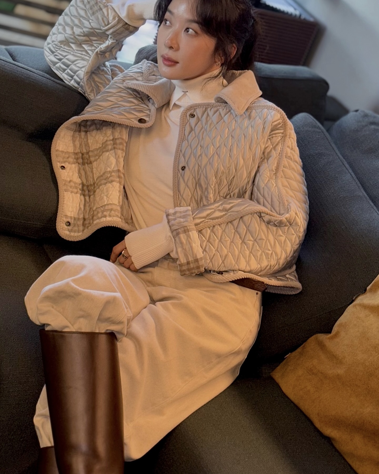 바지 끌림 걱정 없어🪄
흐물흐물한 바지 구겨 넣기만 해도 스타일 완성😎🎶
부츠는 어떻게 스타일링하면 좋을까요? 흐물거리는 긴바지도 부츠 속에 넣으면 깔끔한 실루엣이 살아나고 다리가 길어 보이는 효과를 줍니다. 앵클부츠는 모던하고 세련된 무드를, 무릎까지 오는 롱부츠는 우아하고 시크한 분위기를 연출합니다.
간단하지만 센스 있는 포인트가 되어 스타일리시함을 더하며 룩의 완성도를 높여줄 바지와 부츠 조합을 참고해 보세요. 이미지2