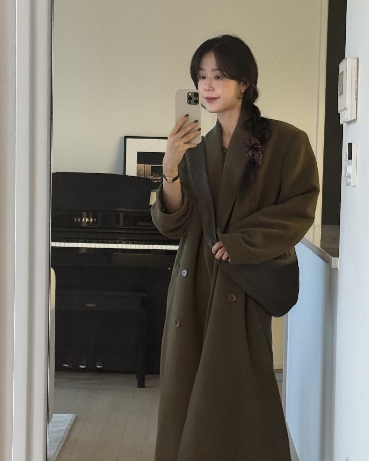 단순한 머리끈이 아니야😉
하나로 끝내는 헤어 포인트💖 💁🏻♀️스크런치 챙기자
머리에 포인트를 더하고 싶다면, 스크런치만큼 효과적인 아이템은 없습니다. 하나로 깔끔하게 땋은 머리에는 머리끝에 스크런치를 더해 볼륨과 여성스러운 무드를 살려줄 수 있습니다.
조금 더 캐주얼한 분위기를 원한다면, 똥머리를 묶을 때 마무리로 스크런치를 더해보세요. 간단한 스타일링만으로도 포인트가 살아나 꾸안꾸 느낌을 연출할 수 있죠. 스크런치 하나로 머리 스타일의 완성도를 높일 수 있으니, 한번 시도해 보세요. 이미지2