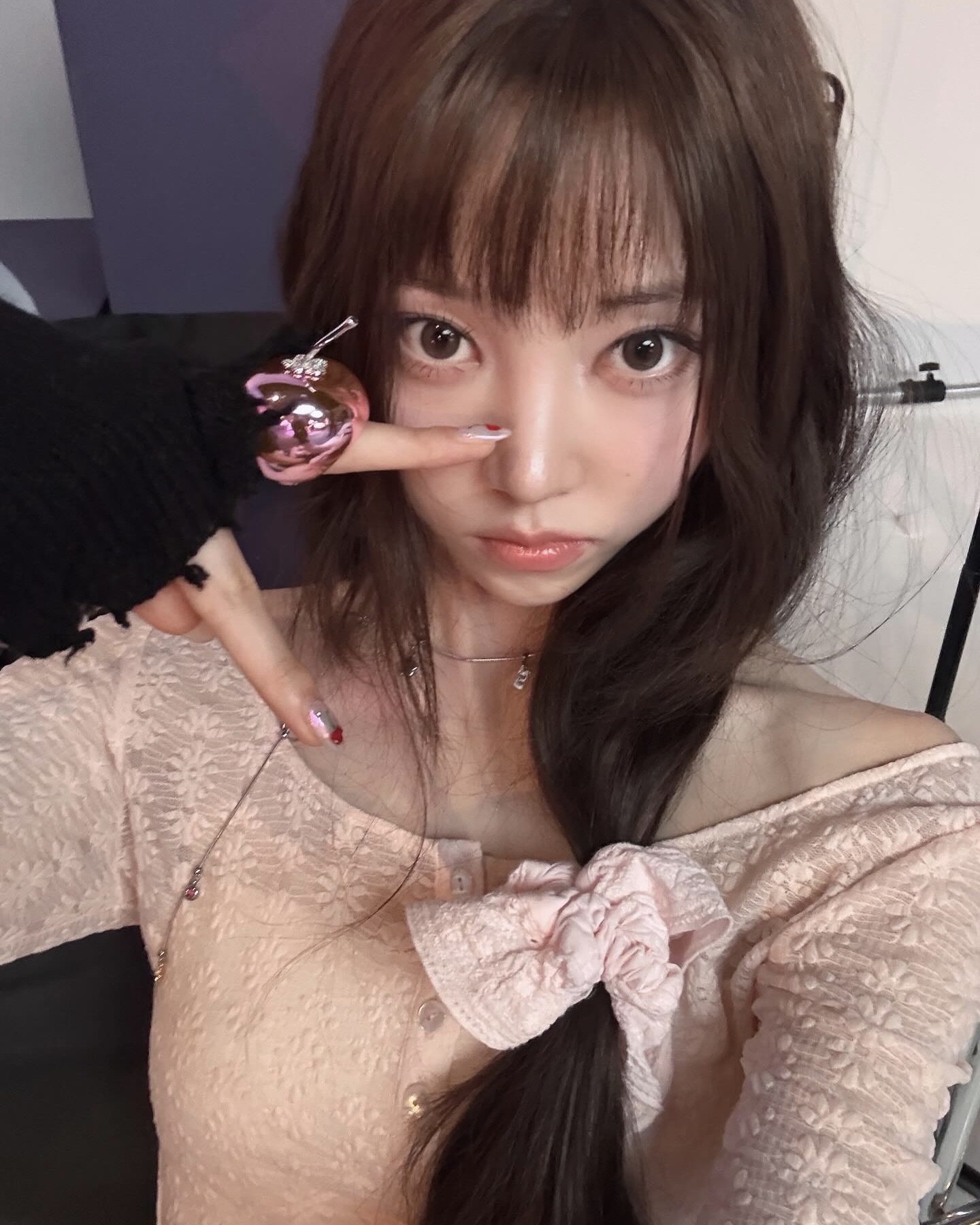 단순한 머리끈이 아니야😉
하나로 끝내는 헤어 포인트💖 💁🏻♀️스크런치 챙기자
머리에 포인트를 더하고 싶다면, 스크런치만큼 효과적인 아이템은 없습니다. 하나로 깔끔하게 땋은 머리에는 머리끝에 스크런치를 더해 볼륨과 여성스러운 무드를 살려줄 수 있습니다.
조금 더 캐주얼한 분위기를 원한다면, 똥머리를 묶을 때 마무리로 스크런치를 더해보세요. 간단한 스타일링만으로도 포인트가 살아나 꾸안꾸 느낌을 연출할 수 있죠. 스크런치 하나로 머리 스타일의 완성도를 높일 수 있으니, 한번 시도해 보세요. 이미지3