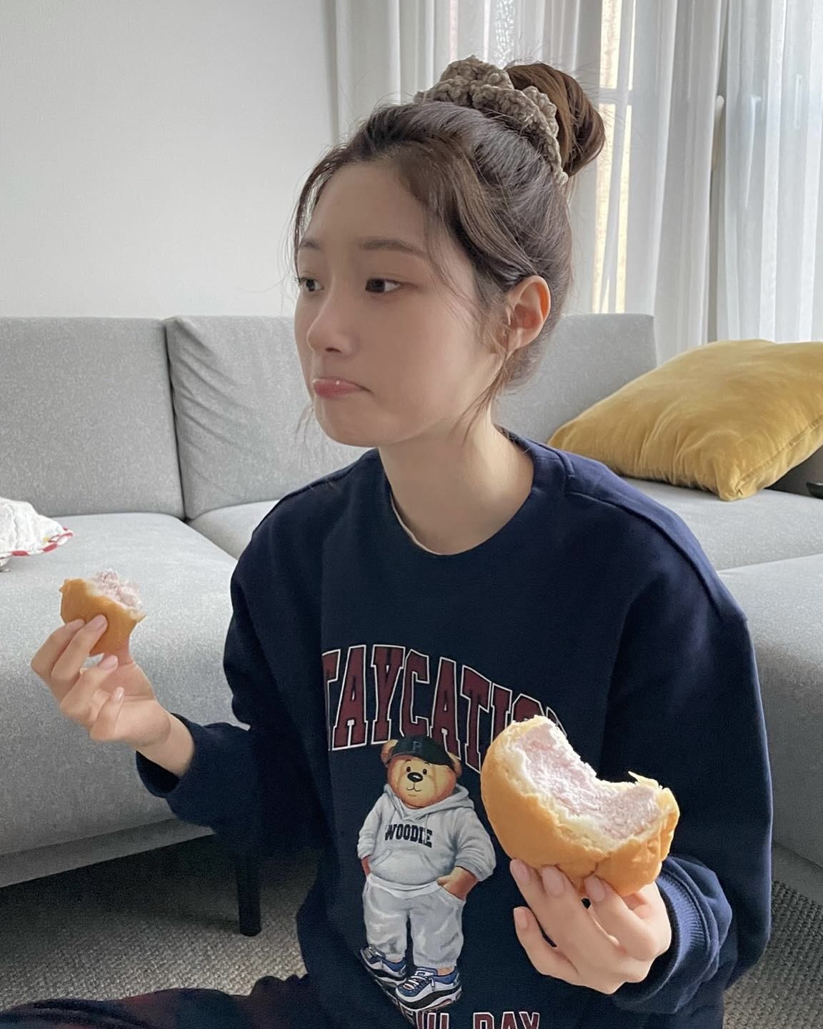 단순한 머리끈이 아니야😉
하나로 끝내는 헤어 포인트💖 💁🏻♀️스크런치 챙기자
머리에 포인트를 더하고 싶다면, 스크런치만큼 효과적인 아이템은 없습니다. 하나로 깔끔하게 땋은 머리에는 머리끝에 스크런치를 더해 볼륨과 여성스러운 무드를 살려줄 수 있습니다.
조금 더 캐주얼한 분위기를 원한다면, 똥머리를 묶을 때 마무리로 스크런치를 더해보세요. 간단한 스타일링만으로도 포인트가 살아나 꾸안꾸 느낌을 연출할 수 있죠. 스크런치 하나로 머리 스타일의 완성도를 높일 수 있으니, 한번 시도해 보세요. 이미지5