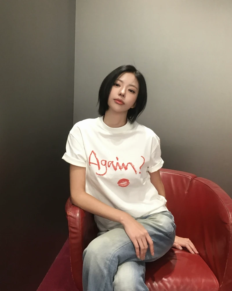 고양이 외모에 강아지 성격?🐈⬛
단발 여신 김고은, 반전 매력에 시선 고정👀💓
솔로지옥 5 김고은이 단발 여신으로 화제입니다. 고양이 같은 외모에 강아지 같은 성격이라며, “눈·코·입 다 예뻐서 마음에 안 드는 곳이 없다”는 자신감 있는 멘트로 존재감을 각인시켰는데요.
김고은은 전 국가대표 축구선수 김현수의 딸로 알려져 있으며, 미스코리아 대회에서 ‘미’를 차지한 이력도 주목받고 있습니다. 당당함에 매력 넘치는 분위기까지, 앞으로가 더 궁금해집니다. 이미지2