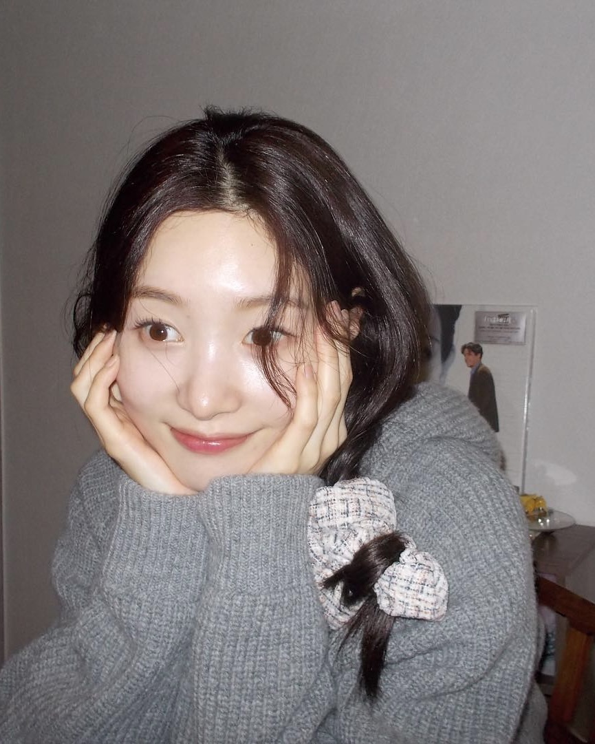 단순한 머리끈이 아니야😉
하나로 끝내는 헤어 포인트💖 💁🏻♀️스크런치 챙기자
머리에 포인트를 더하고 싶다면, 스크런치만큼 효과적인 아이템은 없습니다. 하나로 깔끔하게 땋은 머리에는 머리끝에 스크런치를 더해 볼륨과 여성스러운 무드를 살려줄 수 있습니다.
조금 더 캐주얼한 분위기를 원한다면, 똥머리를 묶을 때 마무리로 스크런치를 더해보세요. 간단한 스타일링만으로도 포인트가 살아나 꾸안꾸 느낌을 연출할 수 있죠. 스크런치 하나로 머리 스타일의 완성도를 높일 수 있으니, 한번 시도해 보세요. 이미지4