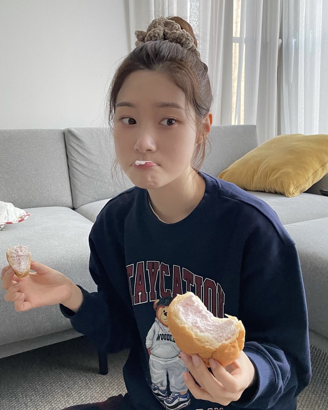 단순한 머리끈이 아니야😉
하나로 끝내는 헤어 포인트💖 💁🏻♀️스크런치 챙기자
머리에 포인트를 더하고 싶다면, 스크런치만큼 효과적인 아이템은 없습니다. 하나로 깔끔하게 땋은 머리에는 머리끝에 스크런치를 더해 볼륨과 여성스러운 무드를 살려줄 수 있습니다.
조금 더 캐주얼한 분위기를 원한다면, 똥머리를 묶을 때 마무리로 스크런치를 더해보세요. 간단한 스타일링만으로도 포인트가 살아나 꾸안꾸 느낌을 연출할 수 있죠. 스크런치 하나로 머리 스타일의 완성도를 높일 수 있으니, 한번 시도해 보세요. 이미지8