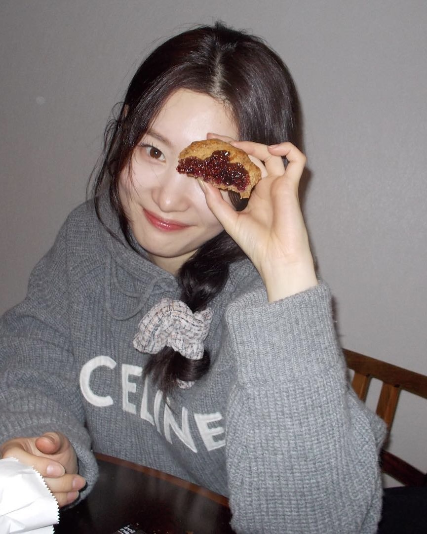 단순한 머리끈이 아니야😉
하나로 끝내는 헤어 포인트💖 💁🏻♀️스크런치 챙기자
머리에 포인트를 더하고 싶다면, 스크런치만큼 효과적인 아이템은 없습니다. 하나로 깔끔하게 땋은 머리에는 머리끝에 스크런치를 더해 볼륨과 여성스러운 무드를 살려줄 수 있습니다.
조금 더 캐주얼한 분위기를 원한다면, 똥머리를 묶을 때 마무리로 스크런치를 더해보세요. 간단한 스타일링만으로도 포인트가 살아나 꾸안꾸 느낌을 연출할 수 있죠. 스크런치 하나로 머리 스타일의 완성도를 높일 수 있으니, 한번 시도해 보세요. 이미지7