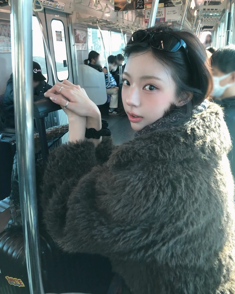 고양이 외모에 강아지 성격?🐈⬛
단발 여신 김고은, 반전 매력에 시선 고정👀💓
솔로지옥 5 김고은이 단발 여신으로 화제입니다. 고양이 같은 외모에 강아지 같은 성격이라며, “눈·코·입 다 예뻐서 마음에 안 드는 곳이 없다”는 자신감 있는 멘트로 존재감을 각인시켰는데요.
김고은은 전 국가대표 축구선수 김현수의 딸로 알려져 있으며, 미스코리아 대회에서 ‘미’를 차지한 이력도 주목받고 있습니다. 당당함에 매력 넘치는 분위기까지, 앞으로가 더 궁금해집니다. 이미지1