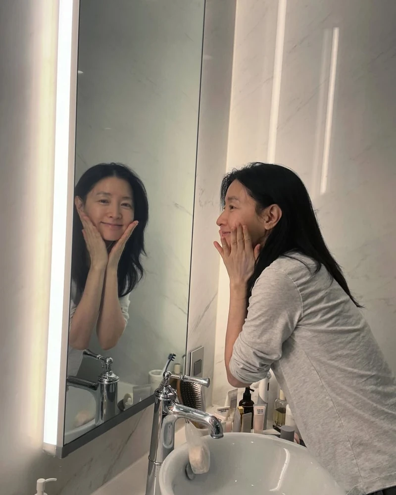 참고하면서도 미모 격차에 현타🥲
이영애 언니가 공개한 스킨케어 루틴🛁 쌩얼이 왜케 예뻐요!!!😡
쉽게 꺼내지 않았다는 이영애 언니만의 6단계!
1단계. FACIAL SCRUB
숯베이스 스크럽, 주 1~3회 매끄러운 피부 위해👍
2단계. AO KLENZER or KLENZER7
아침엔 모닝클렌저 또는 그냥 물세안, 오후에는 한번, 화장이 진할땐 (KLENZING OIL로 세안후) 한두번 사용, 미지근한 물 → 마지막은 차가운 물로 마무리❄️
3단계. OIL PLUS
세안 후 바로 얼굴과 목,손등.손톱 꼼꼼히 바르세요, 지성·건성 상관없이 데일리로 무난한 사계절 애용템🤍
4단계. KREME’ ALL NEW or KREME‘ALL
크림으로 쓰지만 마스크팩 전에 에센스처럼 한 겹 올려주는 용도,
그 위에 팩하면 보습이 확실히 더 채워짐(저만의 방법)🤫
5단계. BEAUTY CARE MASK
순면이라서 거의 매일사용(냉장고보관은 꿀팁✌️)촬영 다녀온 날엔 붙이고 잠들기도 했는데 오래 붙여도 OK😴 마스크팩안에 들어있는 크림으로 듬뿍 바르시고~
6단계. KREME’ I
눈 위·아래, 8자 주름 라인에 톡톡, 하루 스킨케어 마무리~✨ 이미지2