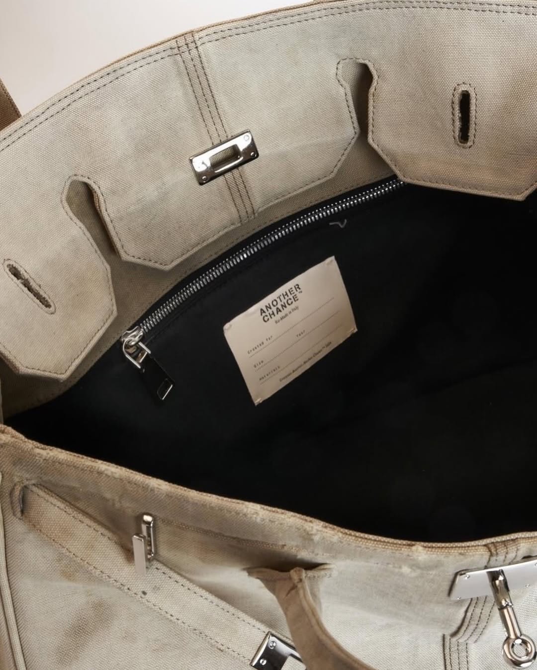 워크웨어 무드🙊🧡칼하트 버킨백
빈티지 칼하트를 해체해 만든 재해석, Another Chance🧰
칼하트 워크웨어가 브랜드 ‘어나더 찬스(Another Chance)’를 통해 정교한 손길로 재해석되었습니다. 닳은 흔적과 바랜 색감, 원단 고유의 결을 살려 만든 이 가방은 오히려 그 불완전함 덕분에 단 하나의 존재가 됩니다. 이탈리아 북부 15km 반경 내에서 완성되는 이 리워크 백은 원단이 지닌 시간의 결을 현대적 미감으로 끌어올립니다.
유니크한 이 가방은, 오래 들수록 멋이 더해지는 감도 높은 실용 아이템으로 화제입니다. 한 번 빈티지 장인의 손 끝을 확인해보세요. 이미지5