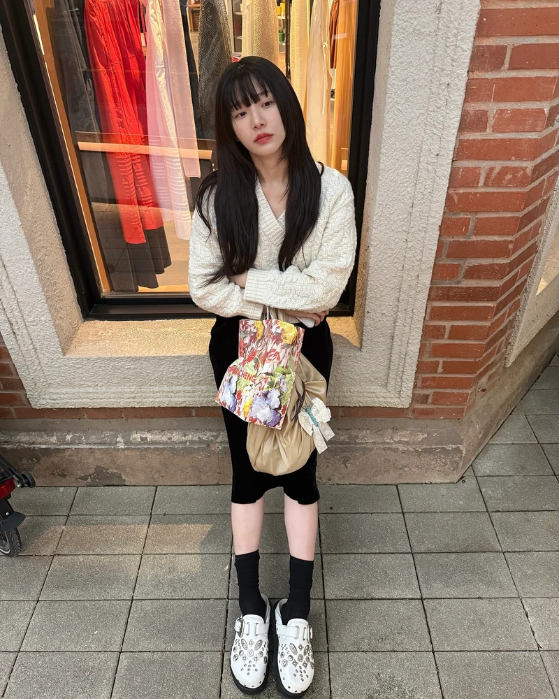 상의 입을 때 애매하다면?👀
평생 써먹는 네크라인 꿀팁 3가지😉💡지금 저장해두세요!!
상의 고르기 전 참고하기 좋은 네크라인 3가지 알려드릴게요.
1. 브이넥
브이넥 니트는 세로 라인을 강조해 목이 짧은 체형에도 목선을 길어 보이게 하고, 시선을 중앙으로 모아 어깨가 넓은 체형에도 잘 어울립니다. 이너를 레이어링 하면 컬러 대비로 얼굴형을 더욱 갸름하게 연출할 수 있습니다.
2. 라운드넥
둥근 넥 라인은 어깨선을 자연스럽게 넓혀 보여 어깨가 좁은 체형에 특히 효과적이죠. 마르거나 직선적인 체형의 경우, 목선과 쇄골 라인을 부드럽게 살려 전체 실루엣을 균형 있게 만들어 줍니다.
3. 오픈숄더
오픈숄더는 쇄골과 어깨 라인을 강조해 여성스러움을 강조해 주는데요. 특히 어깨선을 가로로 강조해 좁은 어깨를 보완해 주며, 각진 얼굴형의 경우 직선적인 턱선에 쏠리던 시선을 분산시켜 인상을 부드럽게 만들어 줍니다. 이미지2