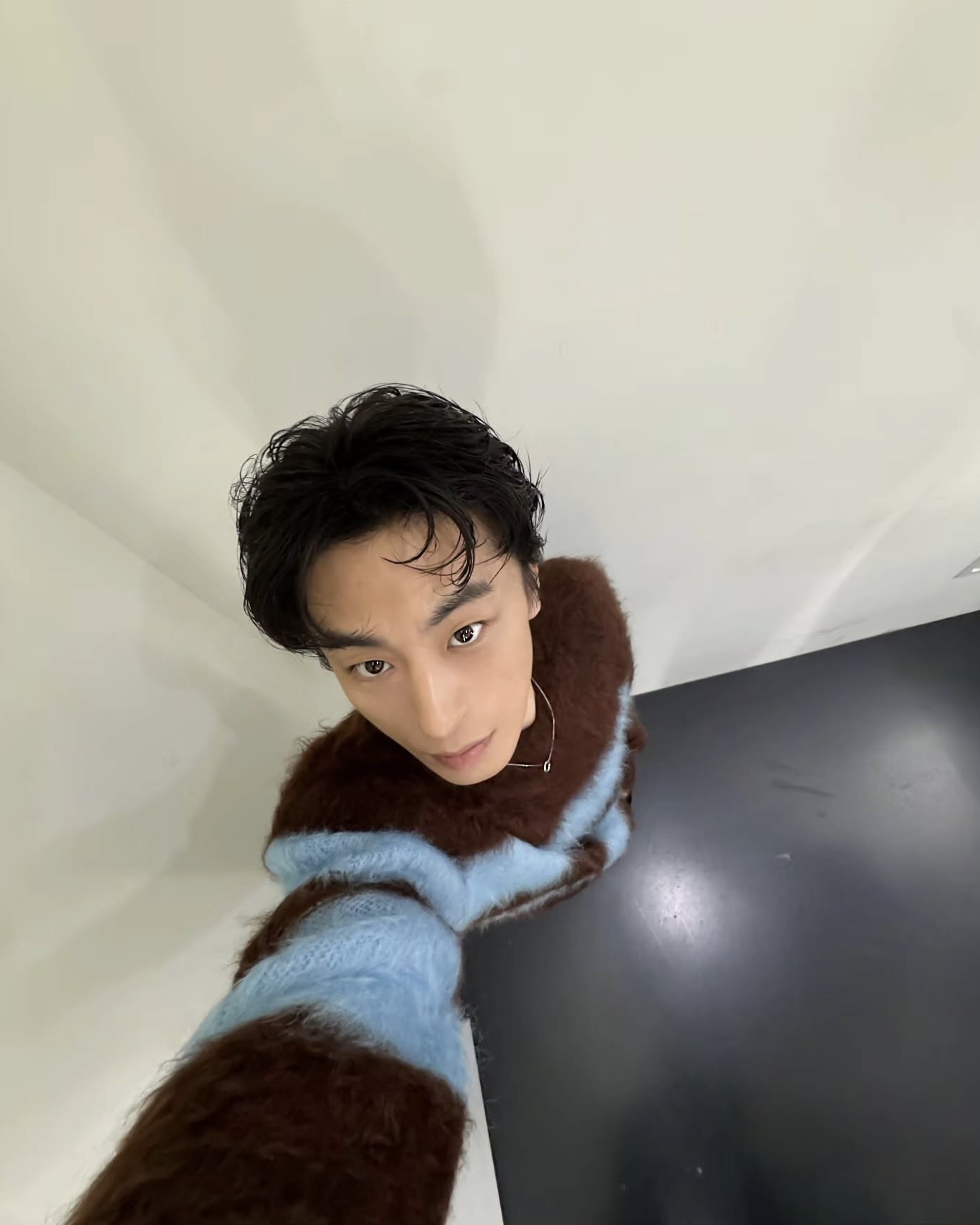 니트로 장착한 남친룩 재질🧶
중년미 장착 구교환... 더 가까워지고 싶은 비주얼까지🤎😳 이미지7