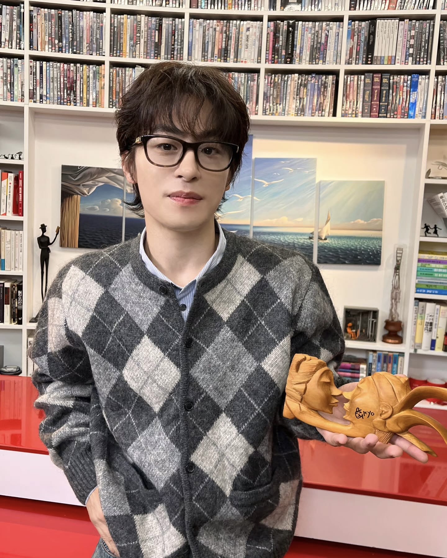 니트로 장착한 남친룩 재질🧶
중년미 장착 구교환... 더 가까워지고 싶은 비주얼까지🤎😳 이미지9