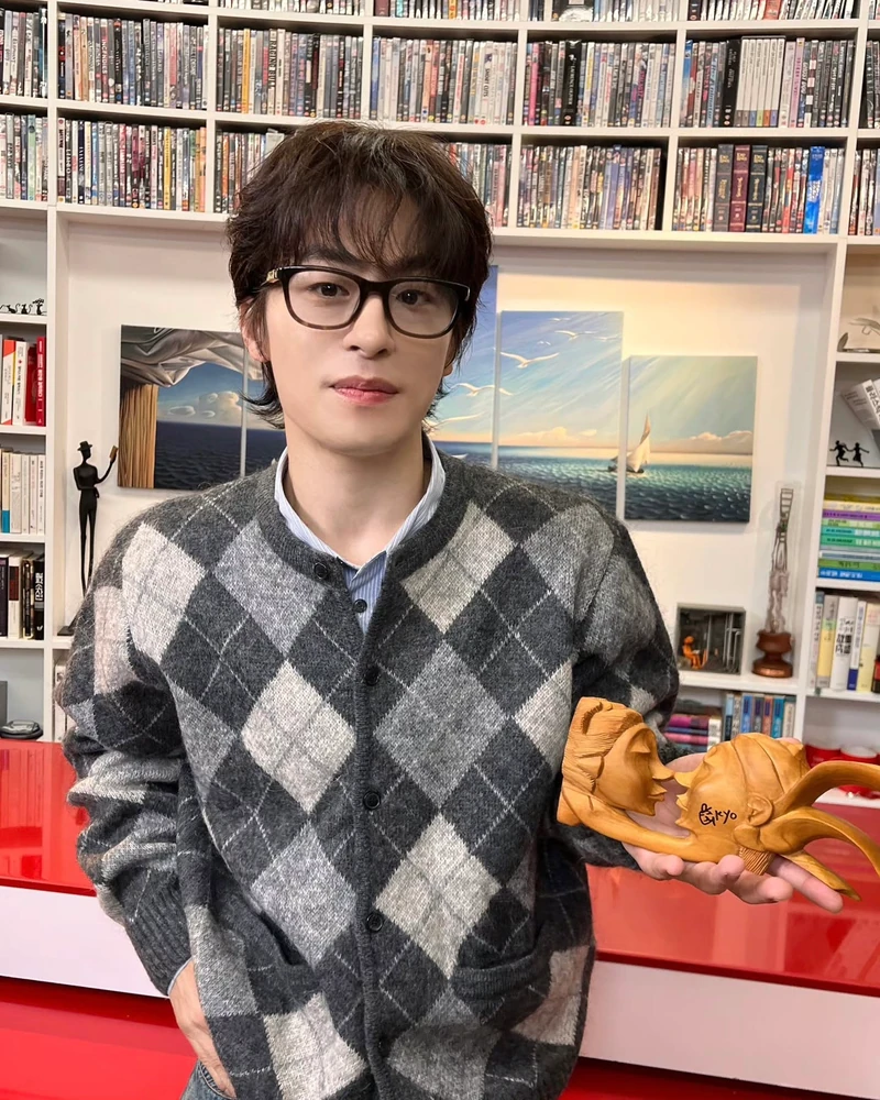 니트로 장착한 남친룩 재질🧶
중년미 장착 구교환... 더 가까워지고 싶은 비주얼까지🤎😳 이미지9